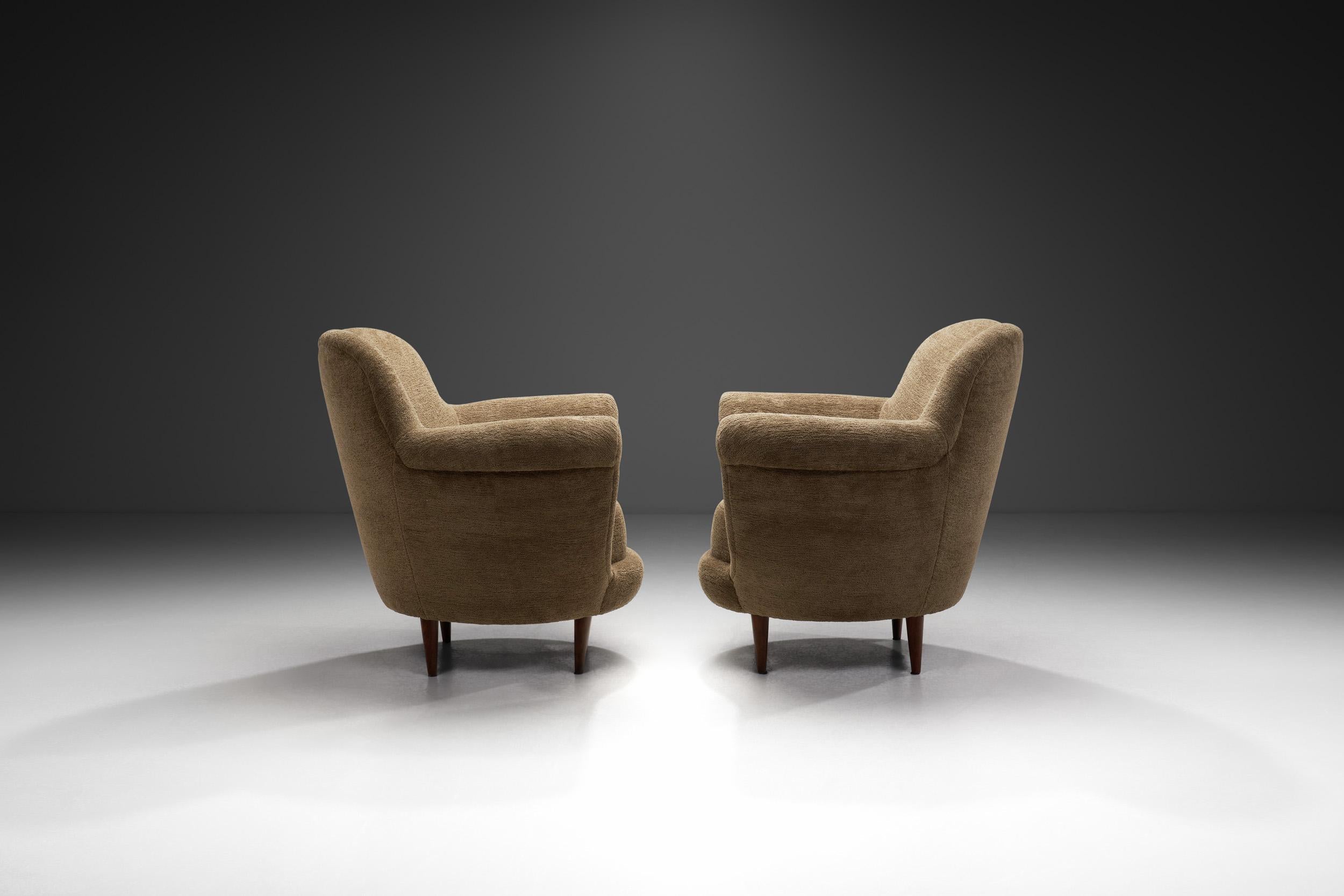 Paire de fauteuils Federico Munari (Attr.) à pieds fuselés, Italie années 1950 Bon état - En vente à Utrecht, NL