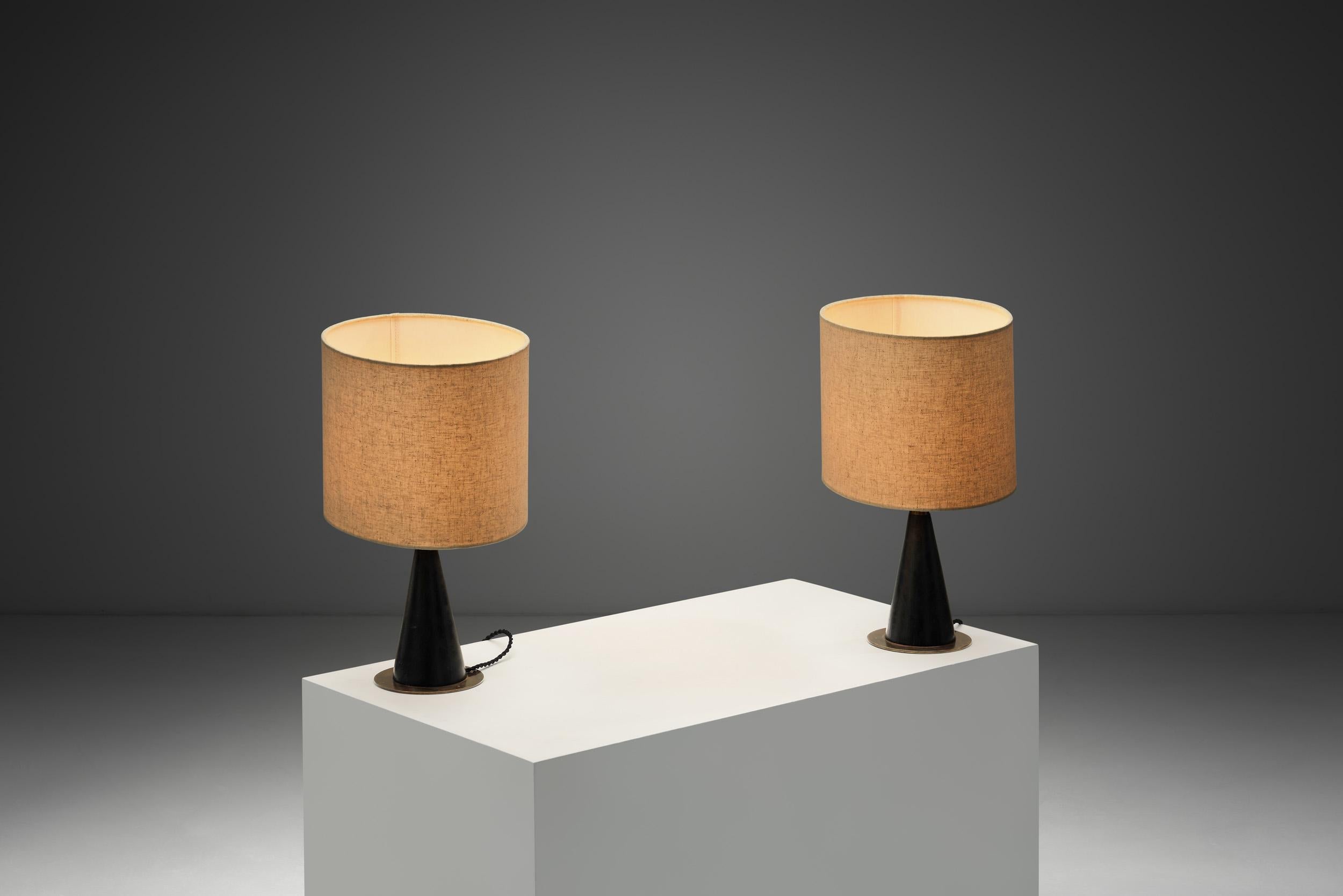 Finlandais Paire de lampes de table finlandaises par Maria Lindeman, Finlande 20e siècle en vente