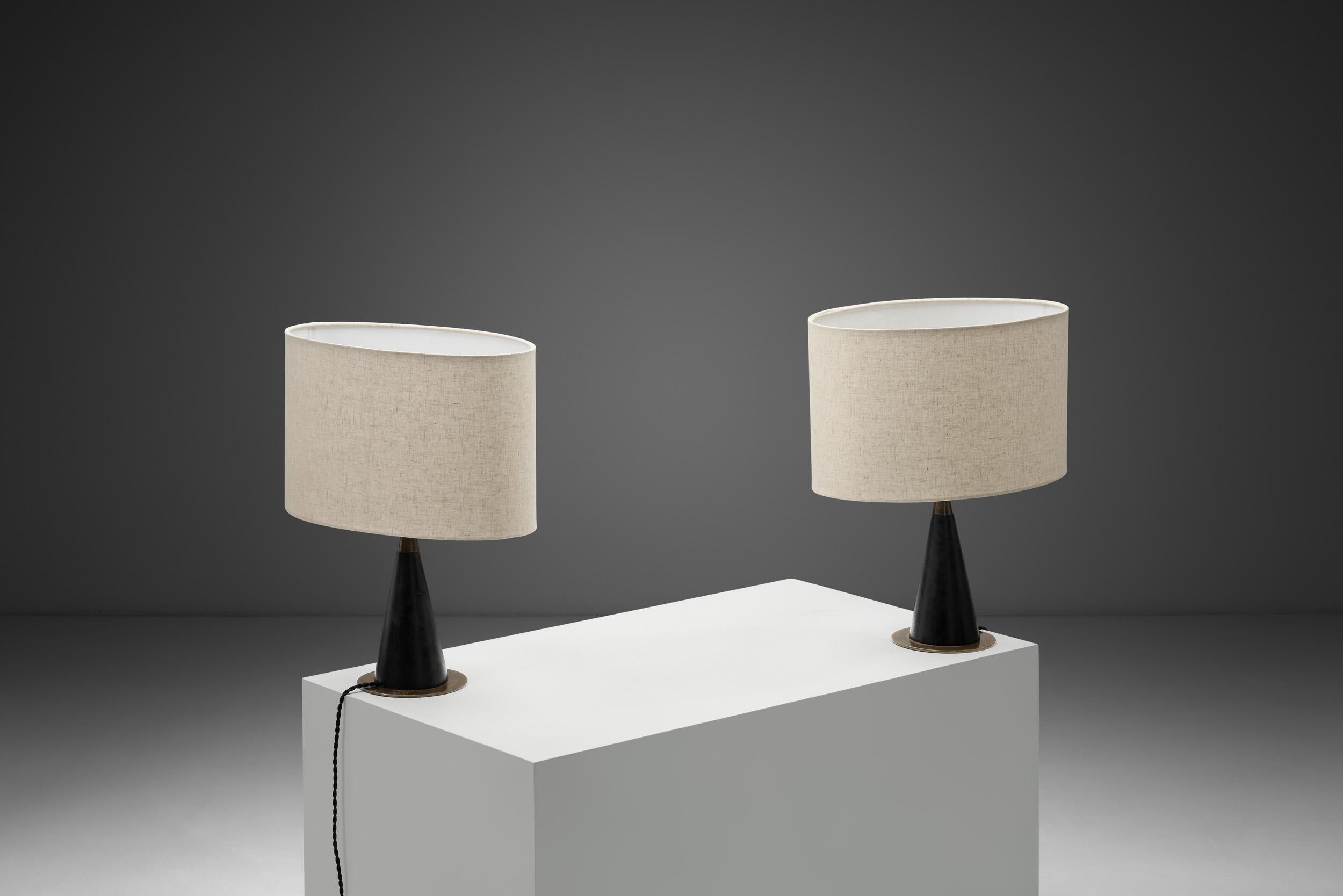Métal Paire de lampes de table finlandaises par Maria Lindeman, Finlande 20e siècle en vente