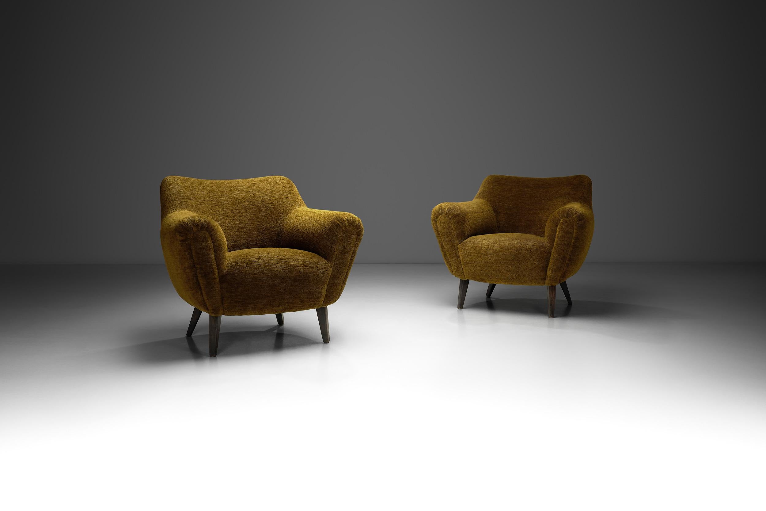 Prodotta negli anni '70 in Cecoslovacchia, questa coppia di sedie lounge incarna la tranquilla eleganza e la sensibilità funzionale del design dell'Europa orientale di metà secolo. Sebbene il design dei mobili sia spesso condizionato da vincoli