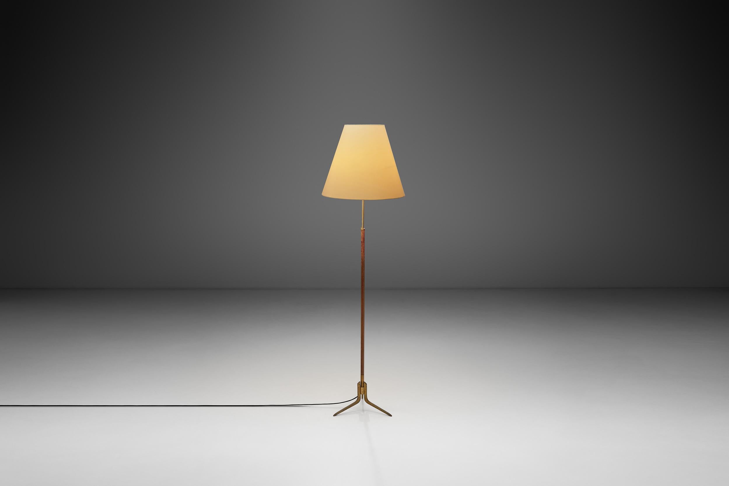Il design europeo del dopoguerra negli anni '50 è stato definito da una svolta verso la sobrietà, l'eleganza e l'uso intelligente dei materiali. I designer del periodo enfatizzavano proporzioni raffinate, contrasti tattili e silhouette snelle,