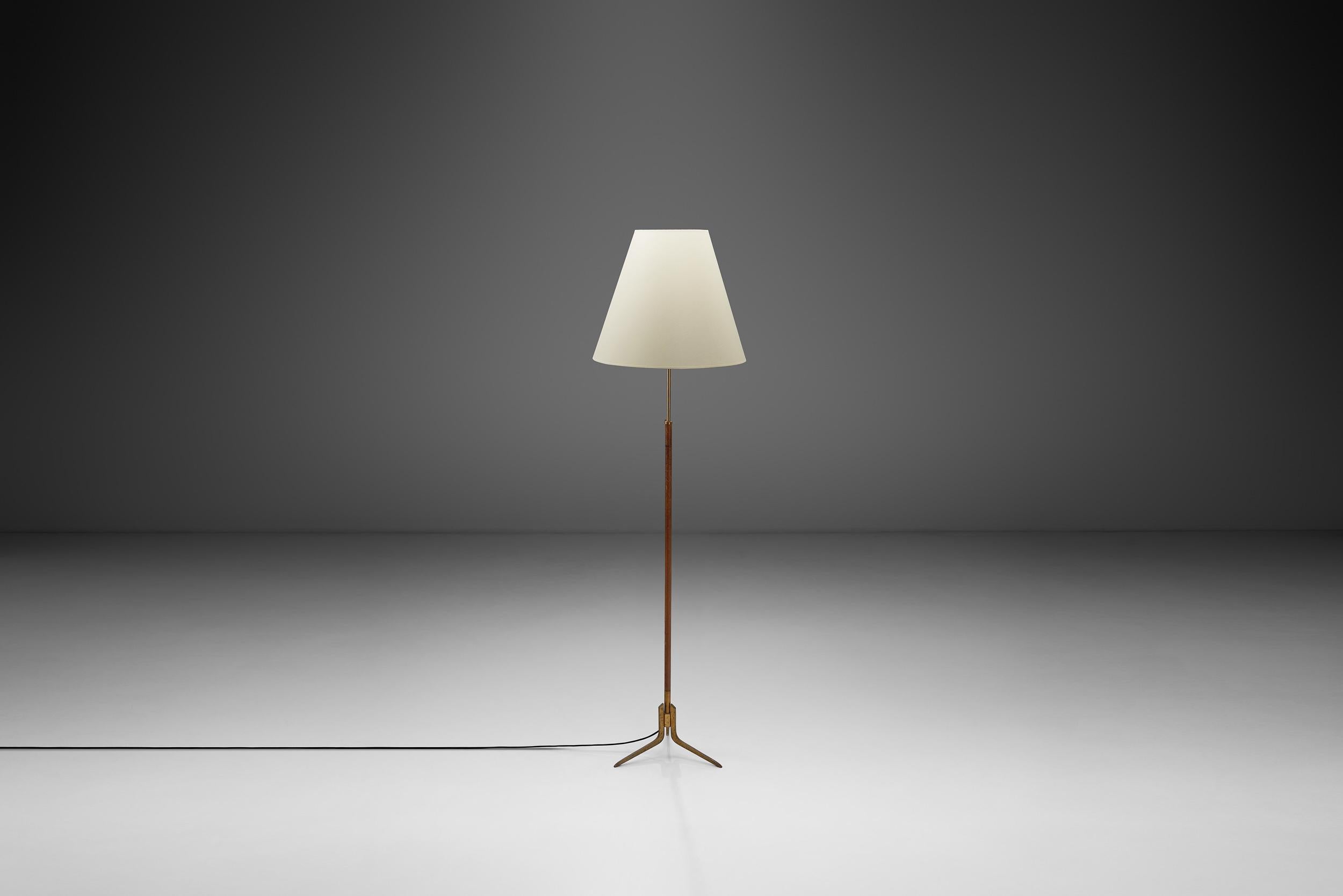 Mid-Century moderno Lampada da terra regolabile in pelle con base a treppiede in ottone, Europa, 1950 ca. in vendita