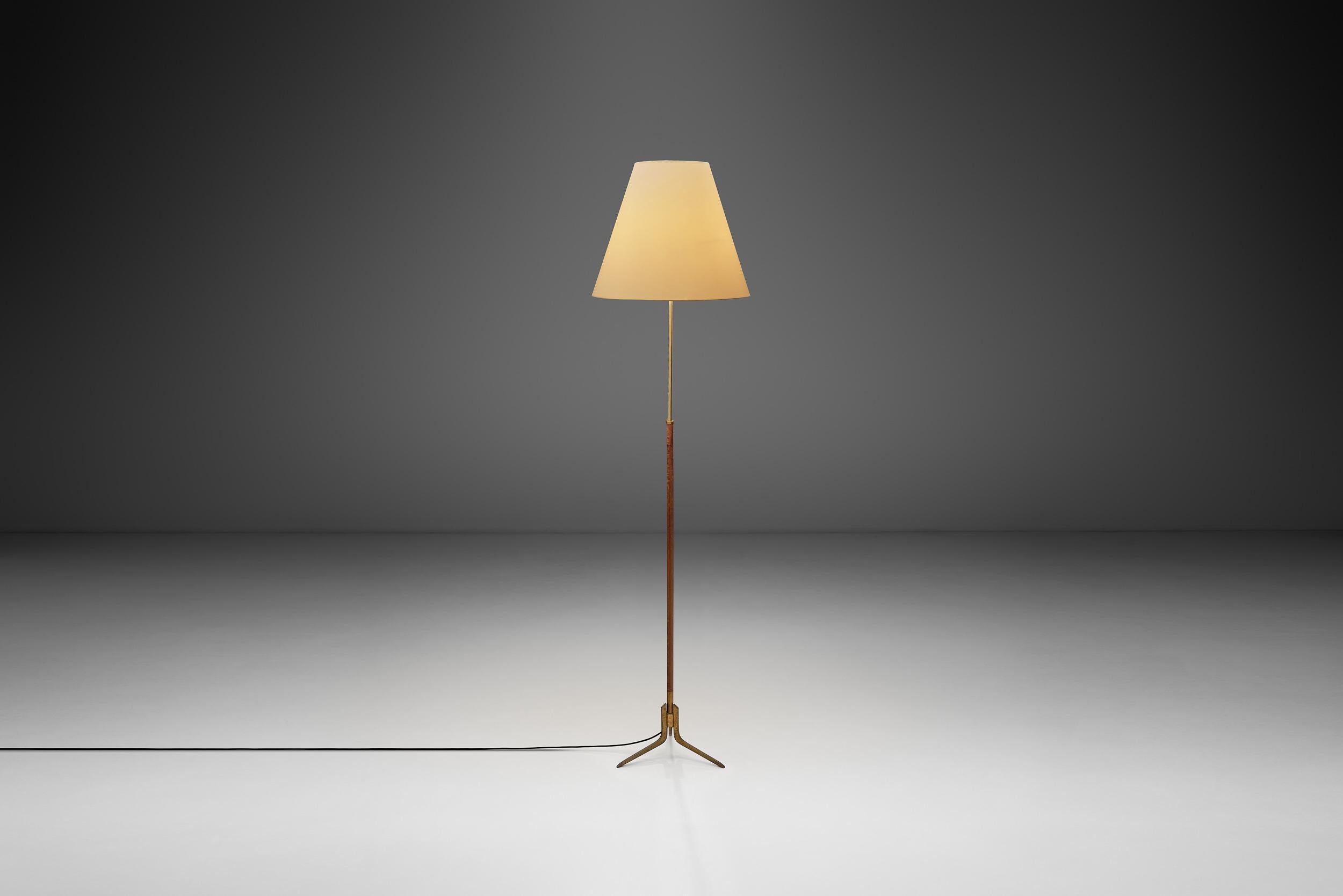 Europeo Lampada da terra regolabile in pelle con base a treppiede in ottone, Europa, 1950 ca. in vendita