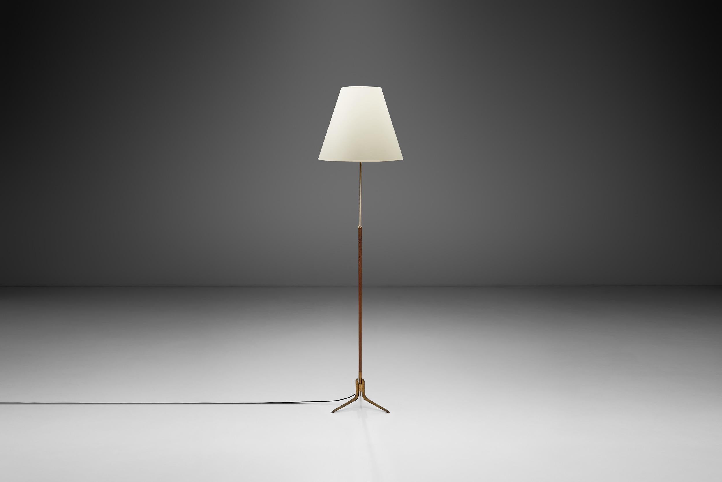 Lampada da terra regolabile in pelle con base a treppiede in ottone, Europa, 1950 ca. In condizioni buone in vendita a Utrecht, NL