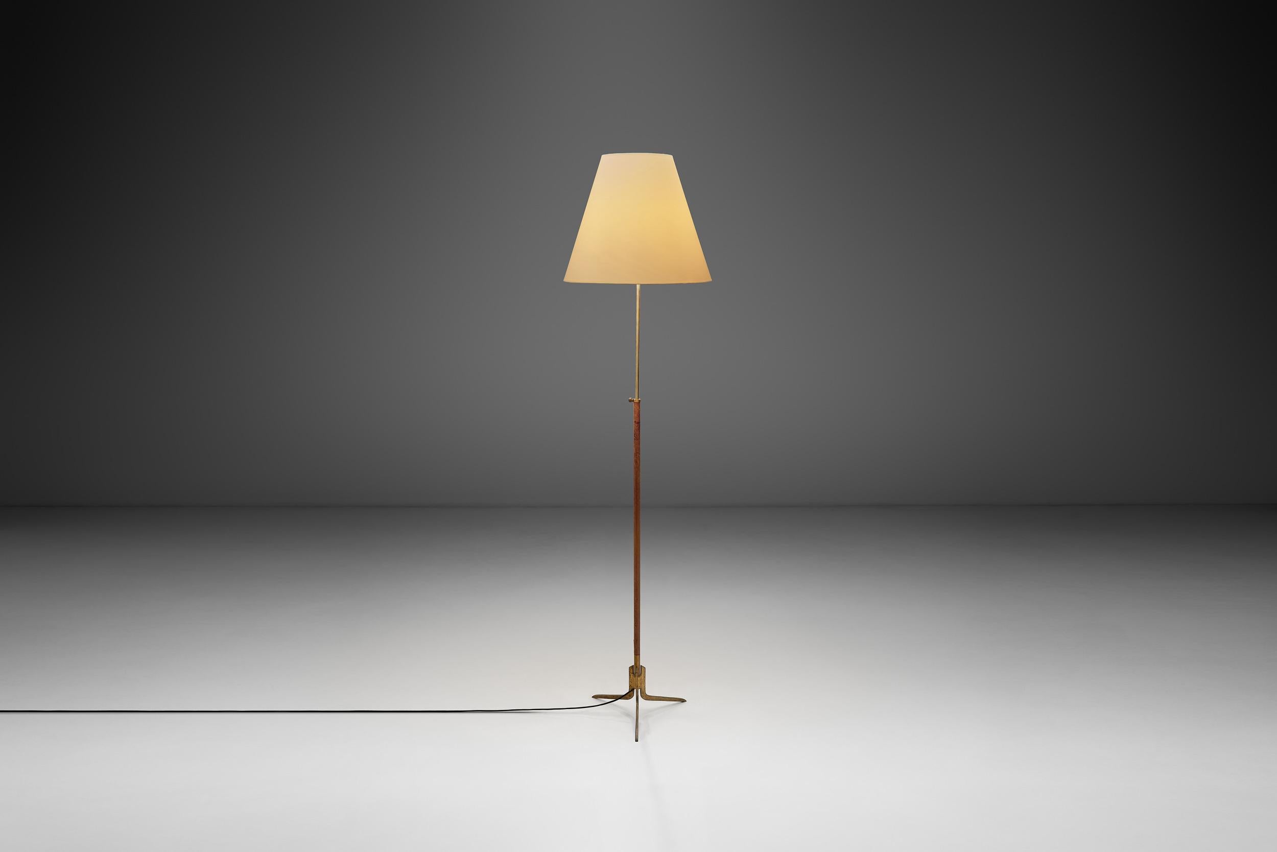 Metà XX secolo Lampada da terra regolabile in pelle con base a treppiede in ottone, Europa, 1950 ca. in vendita