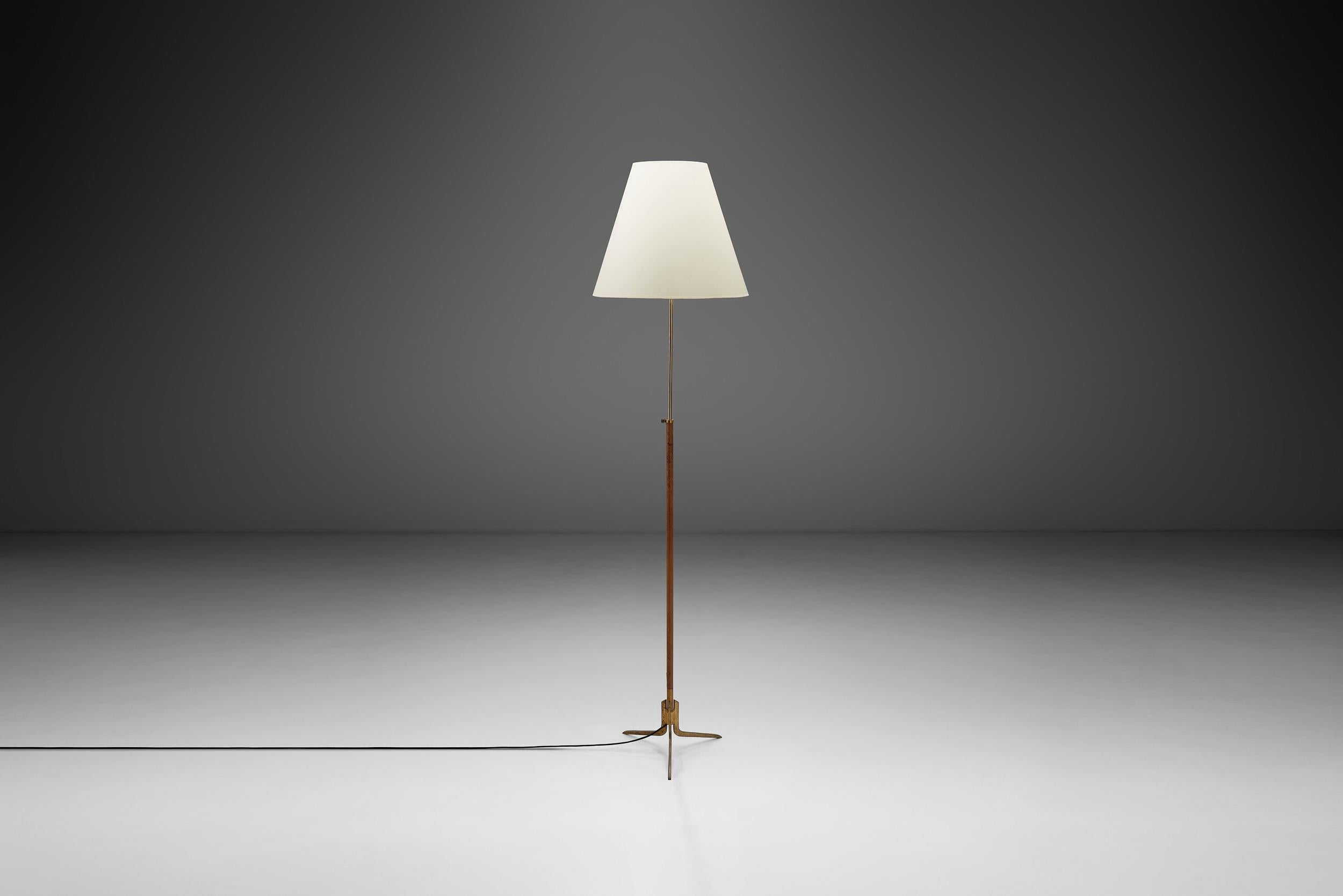 Ottone Lampada da terra regolabile in pelle con base a treppiede in ottone, Europa, 1950 ca. in vendita