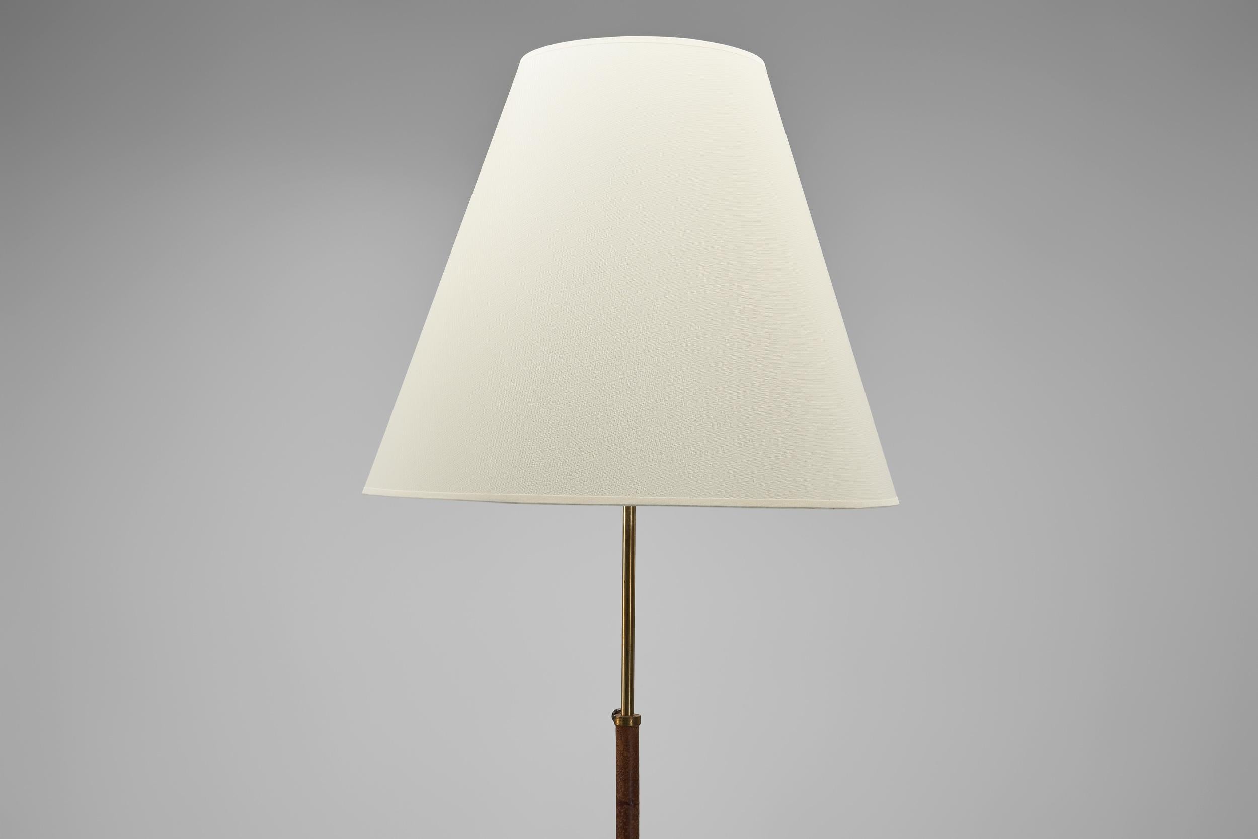Lampada da terra regolabile in pelle con base a treppiede in ottone, Europa, 1950 ca. in vendita 1