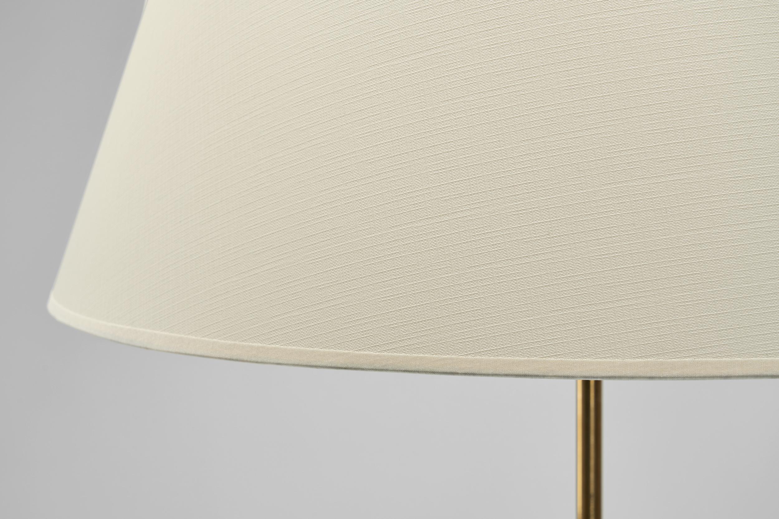 Lampada da terra regolabile in pelle con base a treppiede in ottone, Europa, 1950 ca. in vendita 3