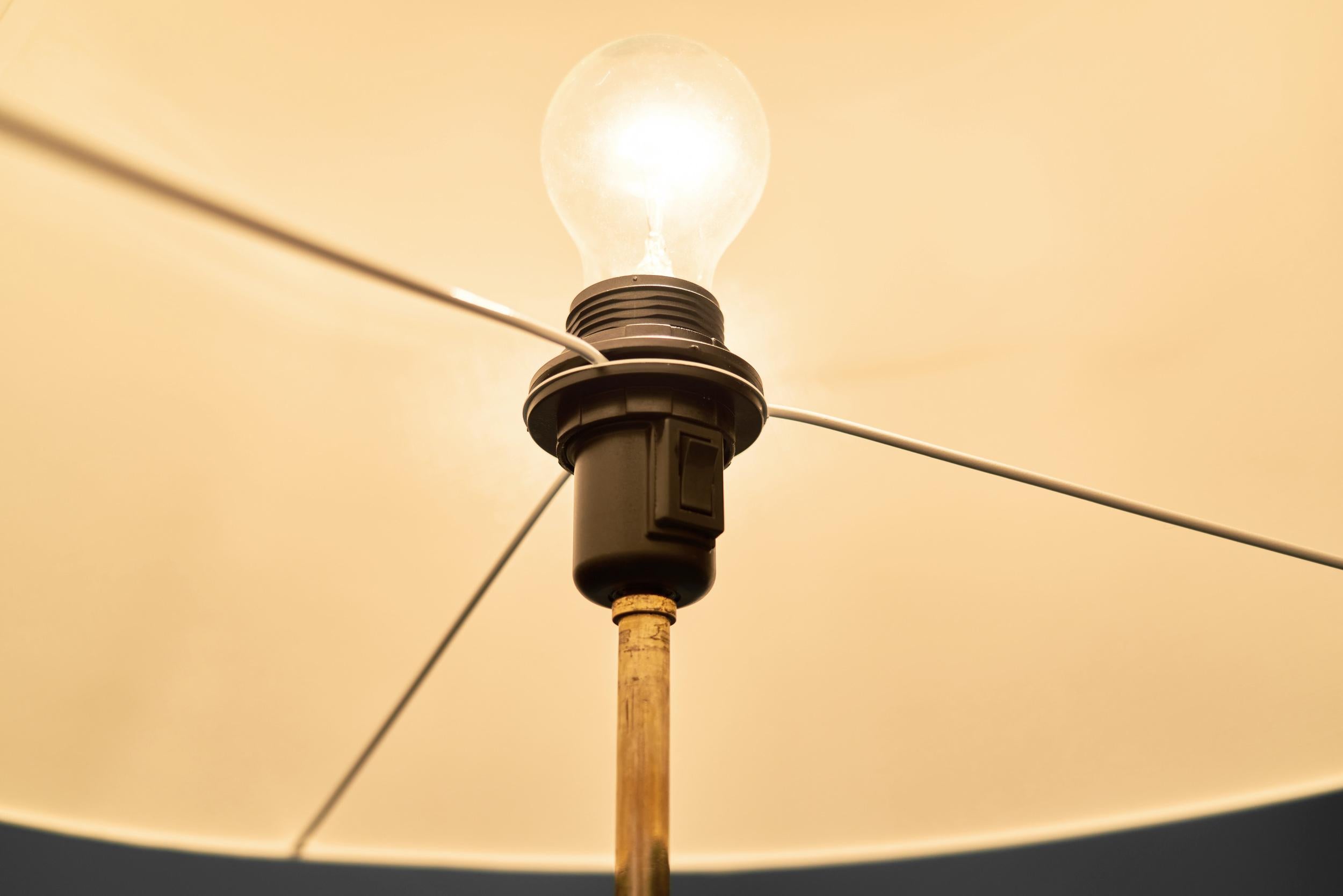 Lampada da terra regolabile in pelle con base a treppiede in ottone, Europa, 1950 ca. in vendita 5