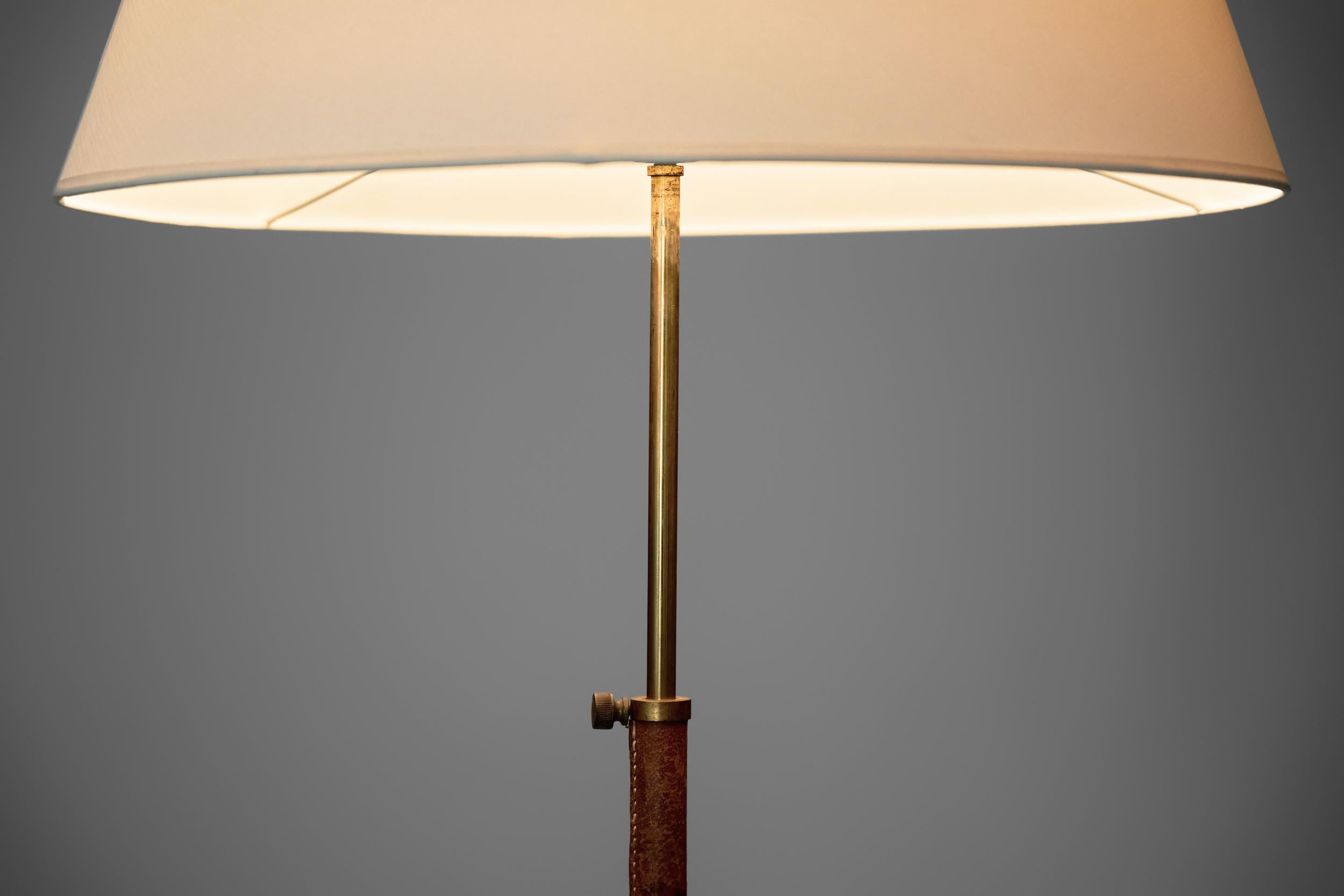Lampada da terra regolabile in pelle con base a treppiede in ottone, Europa, 1950 ca. in vendita 6