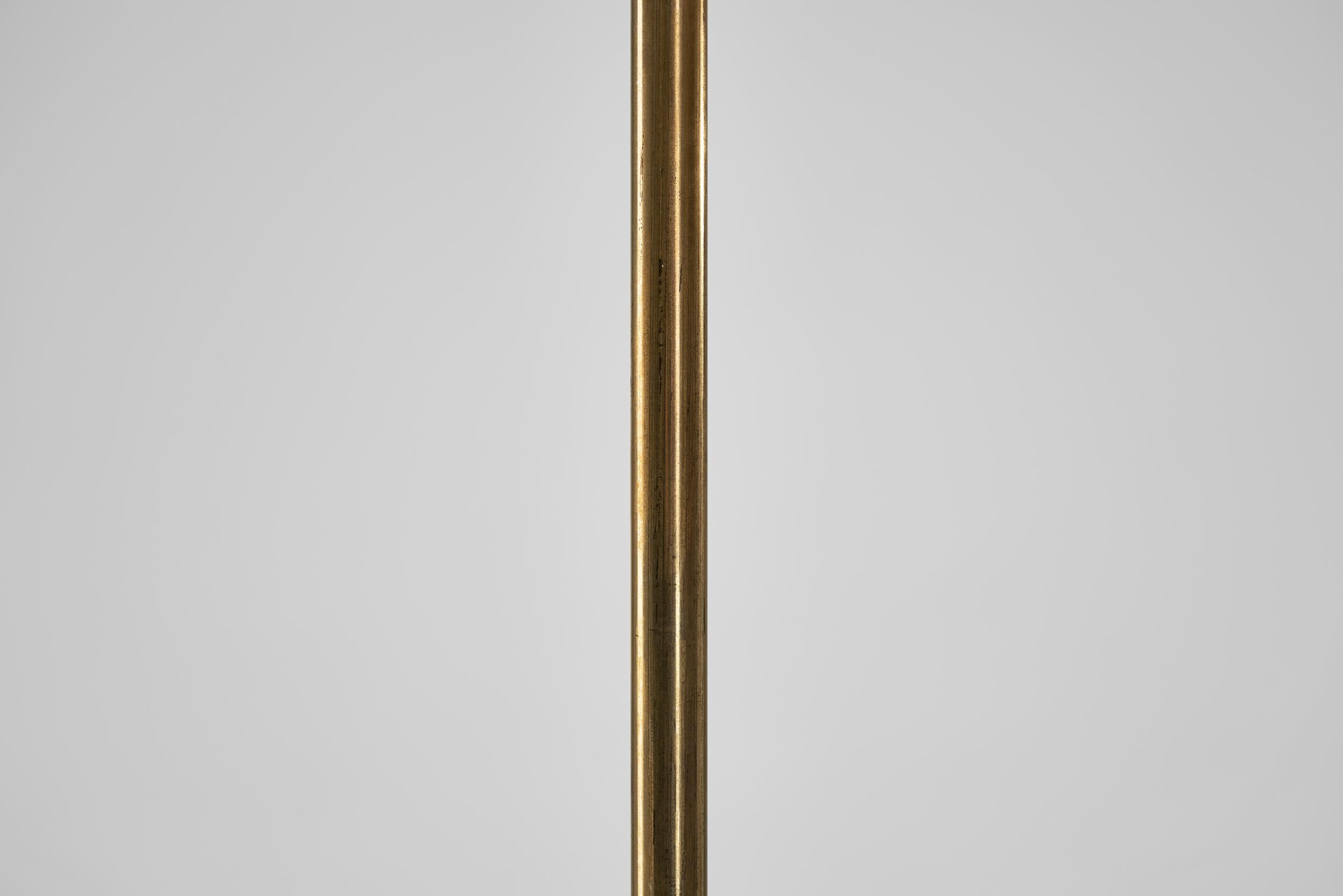 Lampada da terra regolabile in pelle con base a treppiede in ottone, Europa, 1950 ca. in vendita 7