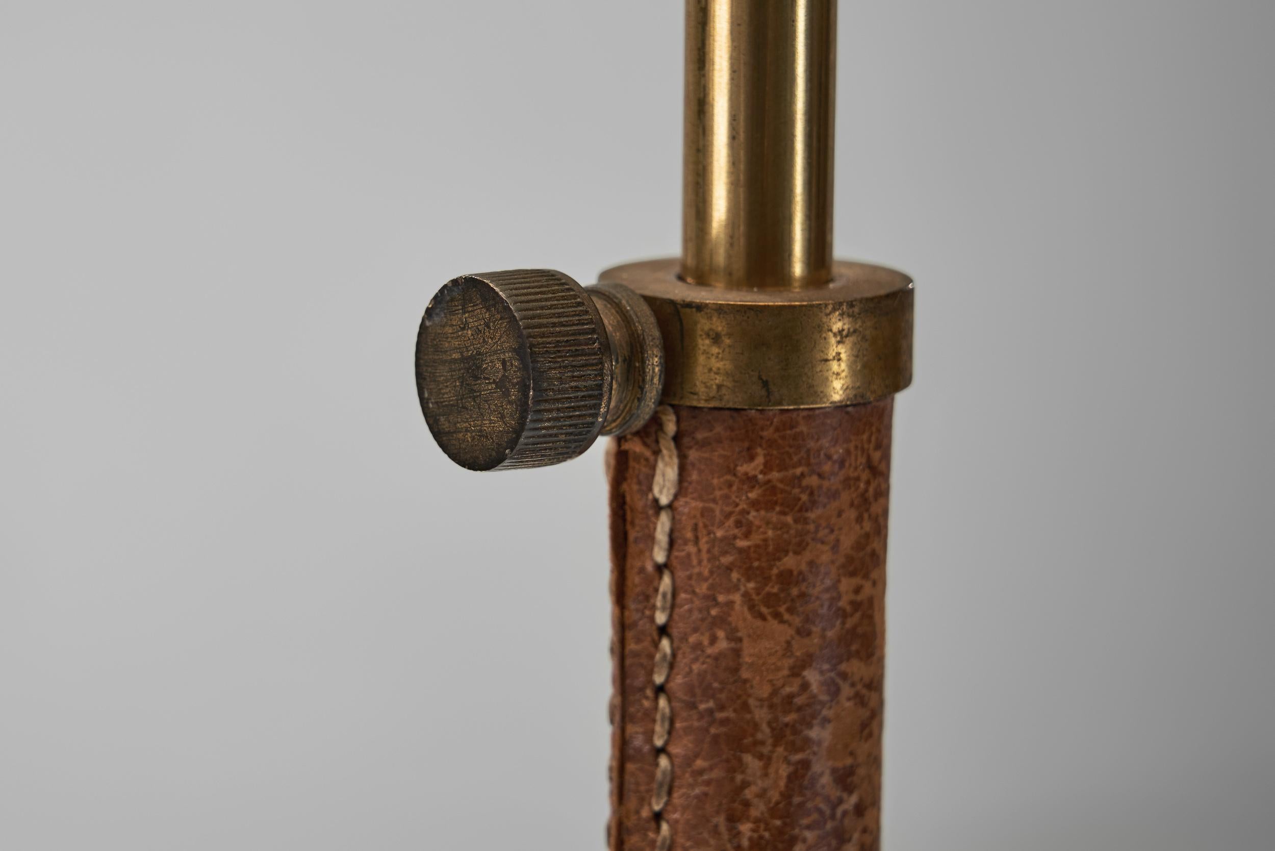 Lampada da terra regolabile in pelle con base a treppiede in ottone, Europa, 1950 ca. in vendita 8