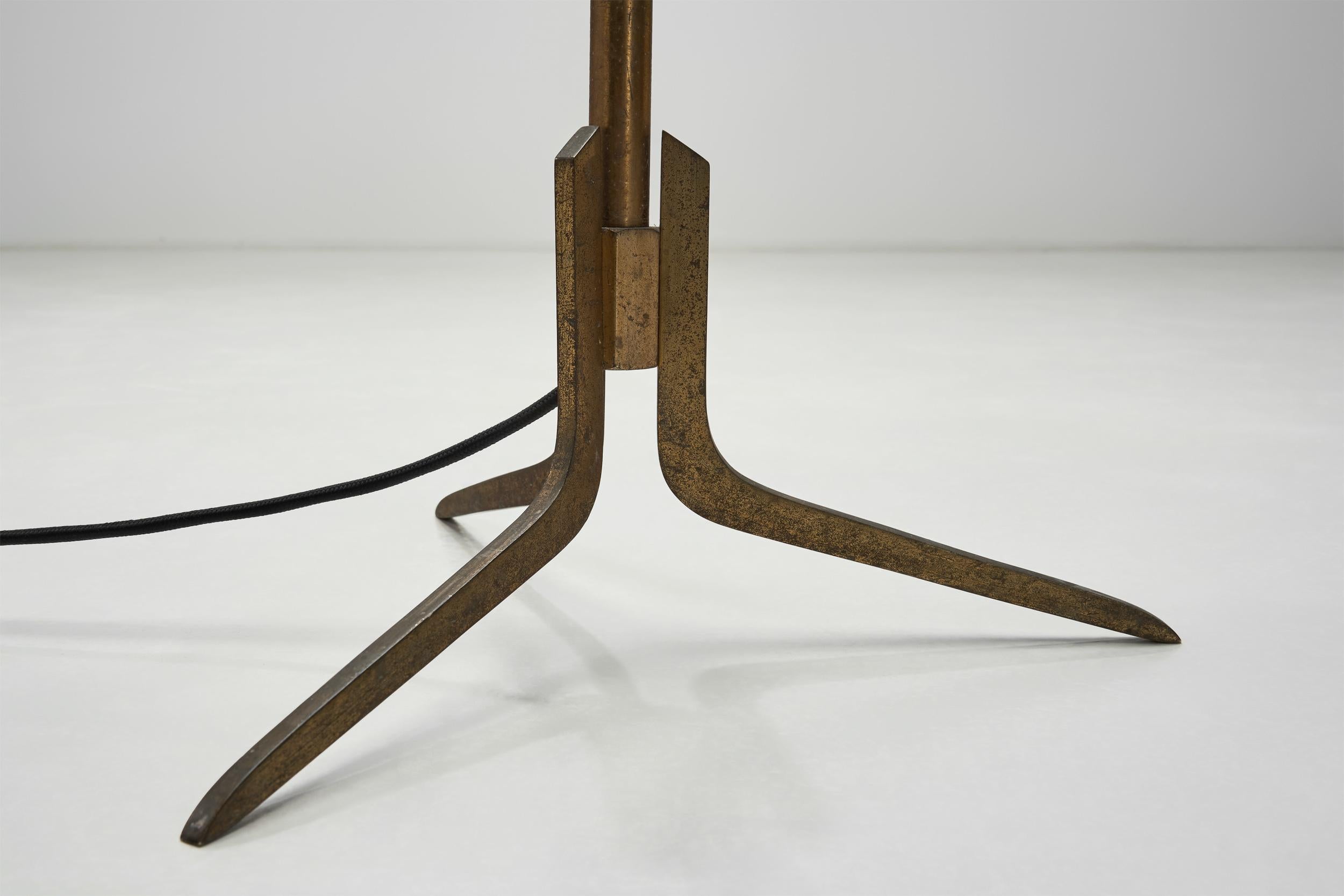 Lampada da terra regolabile in pelle con base a treppiede in ottone, Europa, 1950 ca. in vendita 11