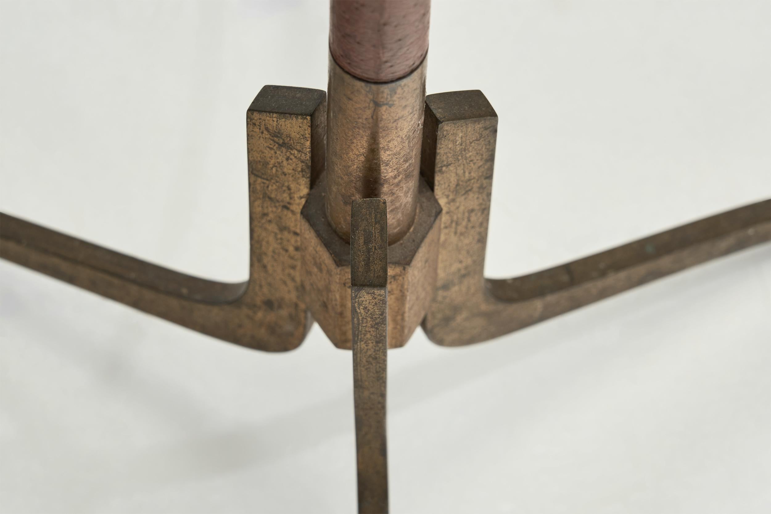 Lampada da terra regolabile in pelle con base a treppiede in ottone, Europa, 1950 ca. in vendita 12