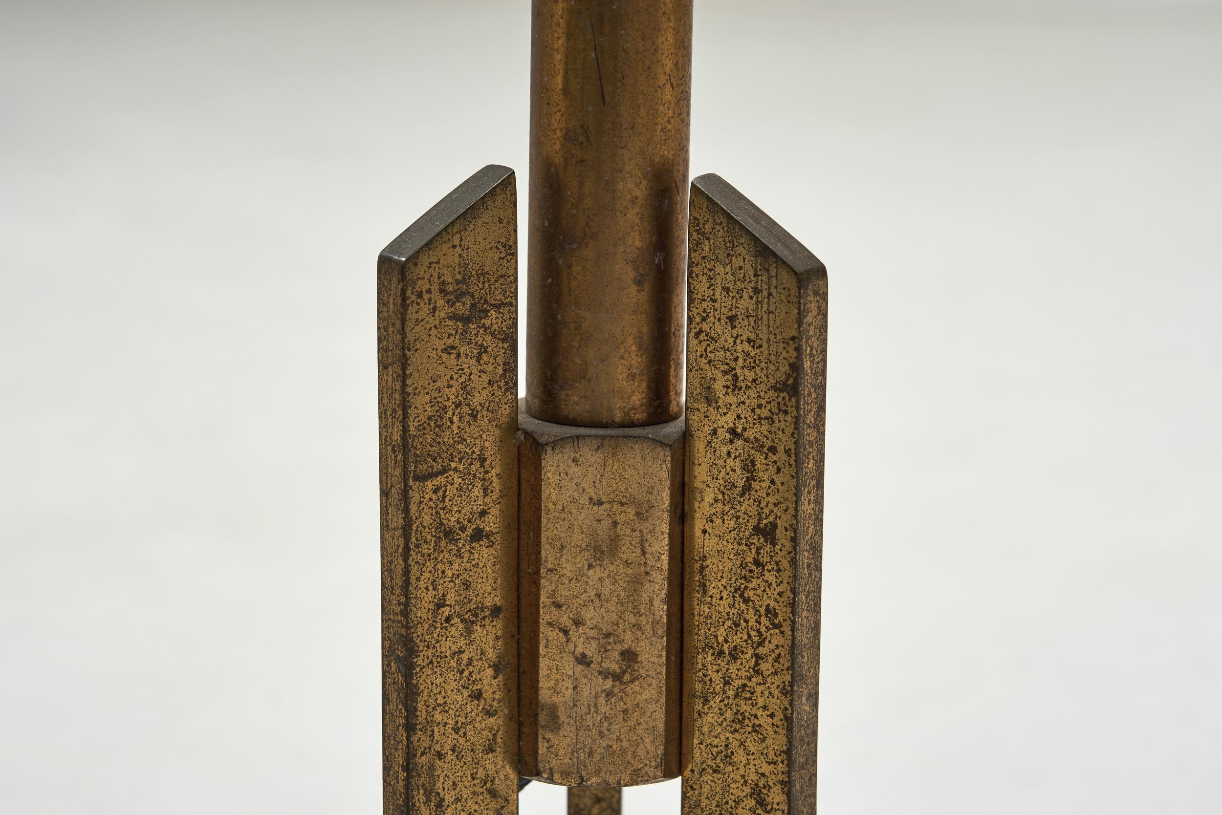 Lampada da terra regolabile in pelle con base a treppiede in ottone, Europa, 1950 ca. in vendita 10