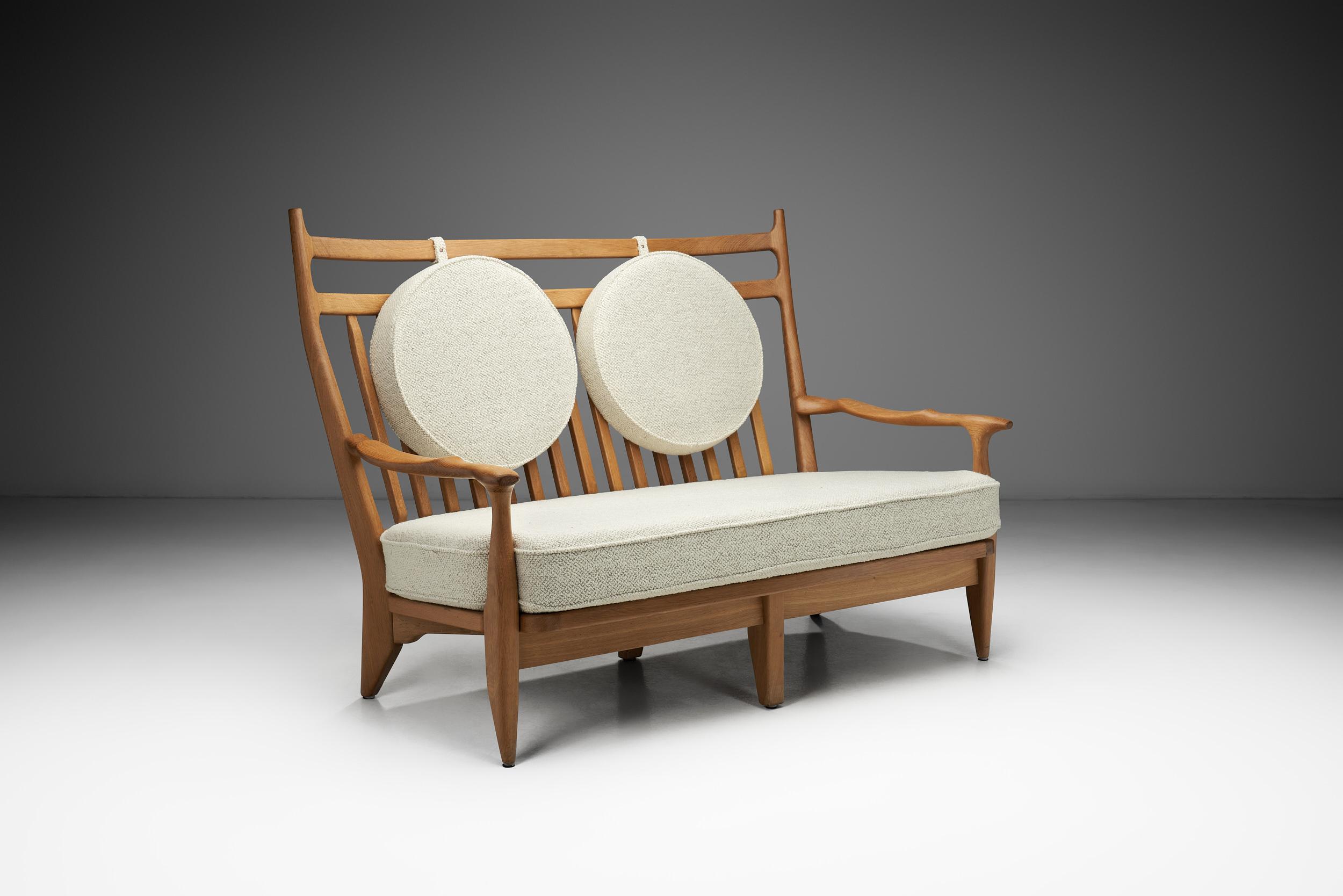 Dieses Modell repräsentiert visuell genau den Grund, warum Votre Maison und Guillerme et Chambron die französische Designgeschichte maßgeblich beeinflusst haben. Aus jedem Blickwinkel betrachtet, weist das Design dieses Sofas einzigartige Lösungen