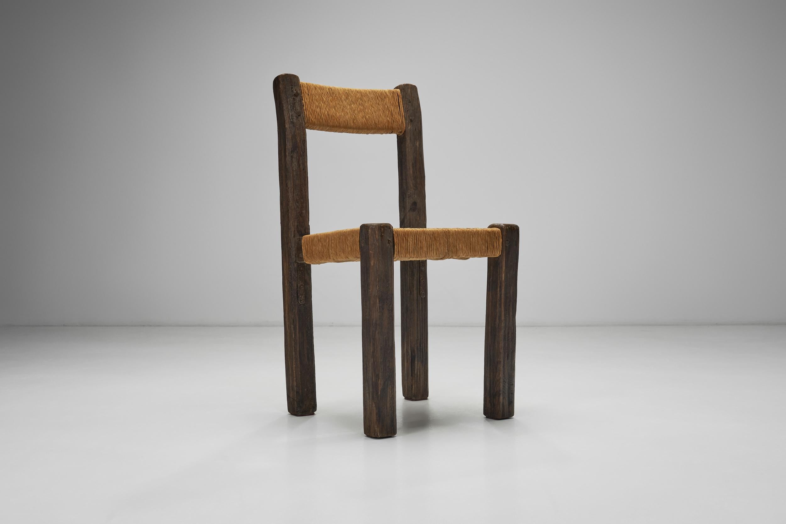 Satz von vier brutalistischen Esszimmerstühlen mit Seilsitzen, Europa ca. 1960er Jahre (Holz) im Angebot