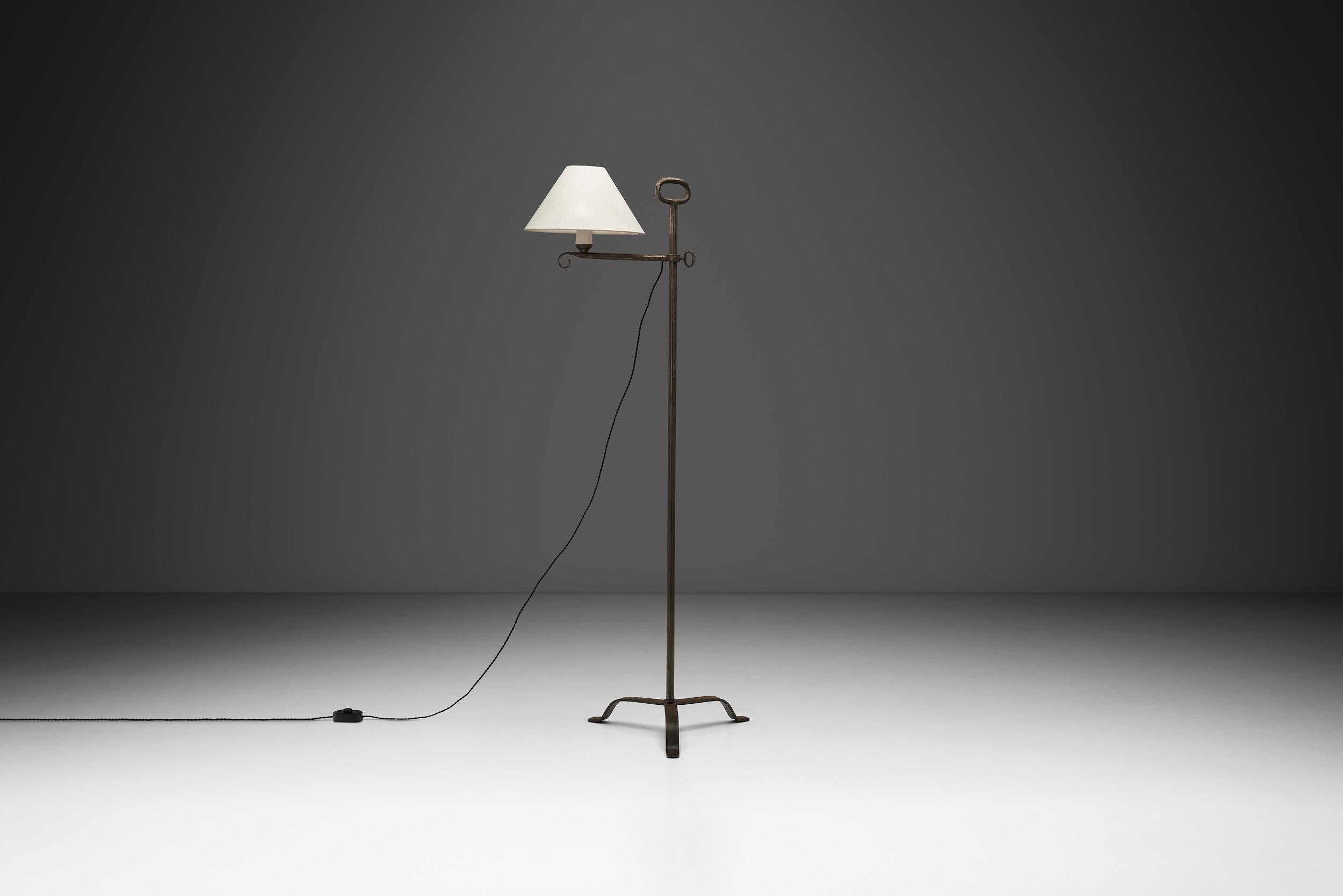 Mid-Century moderno Lampada da terra regolabile in ferro con braccio dettagliato a spirale, Europa, metà del XX secolo in vendita