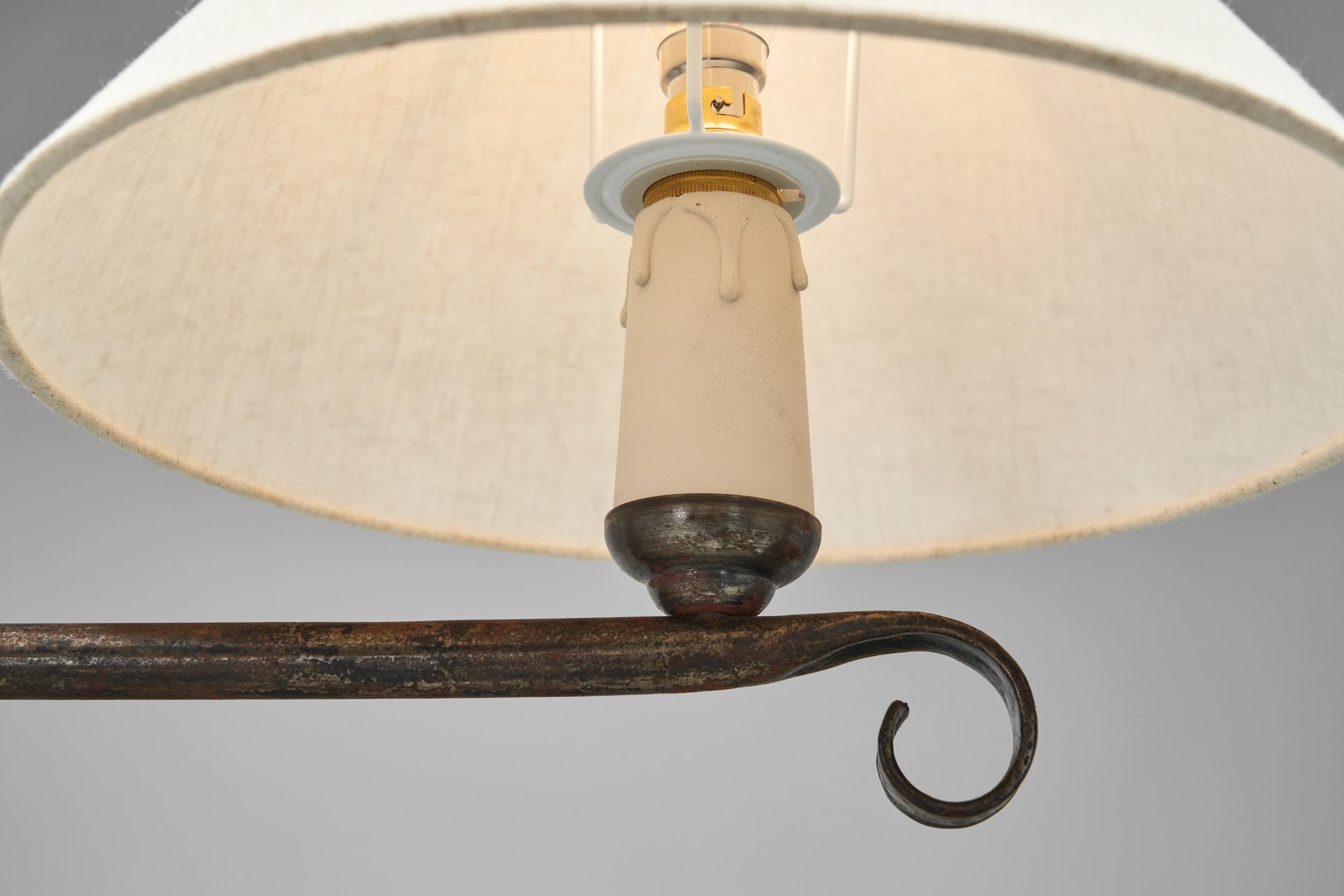 Lampada da terra regolabile in ferro con braccio dettagliato a spirale, Europa, metà del XX secolo in vendita 8