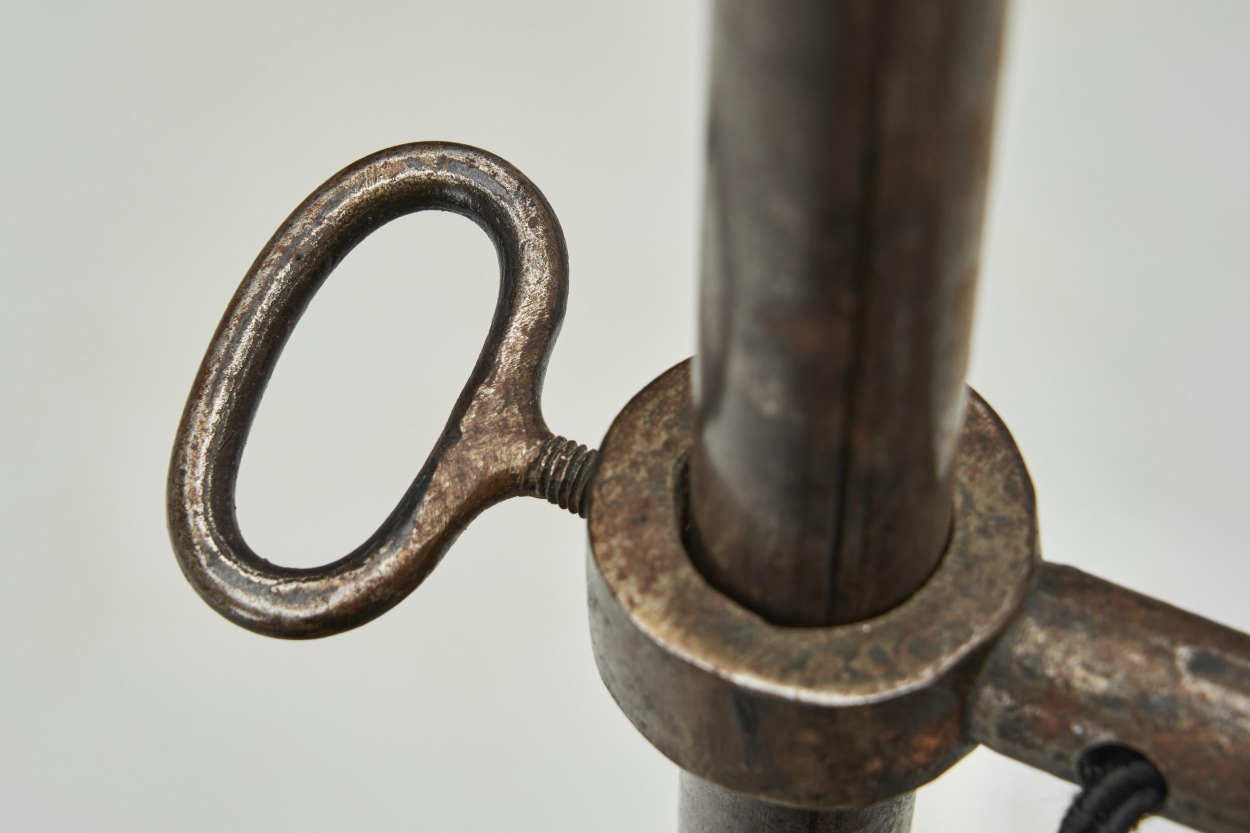 Lampada da terra regolabile in ferro con braccio dettagliato a spirale, Europa, metà del XX secolo in vendita 10