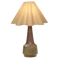 Lampada da tavolo in gres smaltato con motivo in rilievo, attribuita a Nils Kähler, Danimarca, anni '60 circa
