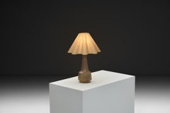 Lampada da tavolo in gres smaltato con motivo in rilievo, attribuita a Nils Kähler, Danimarca, anni '60 circa