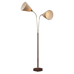 Stehlampe aus Messing und Holz mit zwei verstellbaren Armen, Europa, Mitte des 20. Jahrhunderts