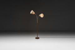 Stehlampe aus Messing und Holz mit zwei verstellbaren Armen, Europa, Mitte des 20. Jahrhunderts