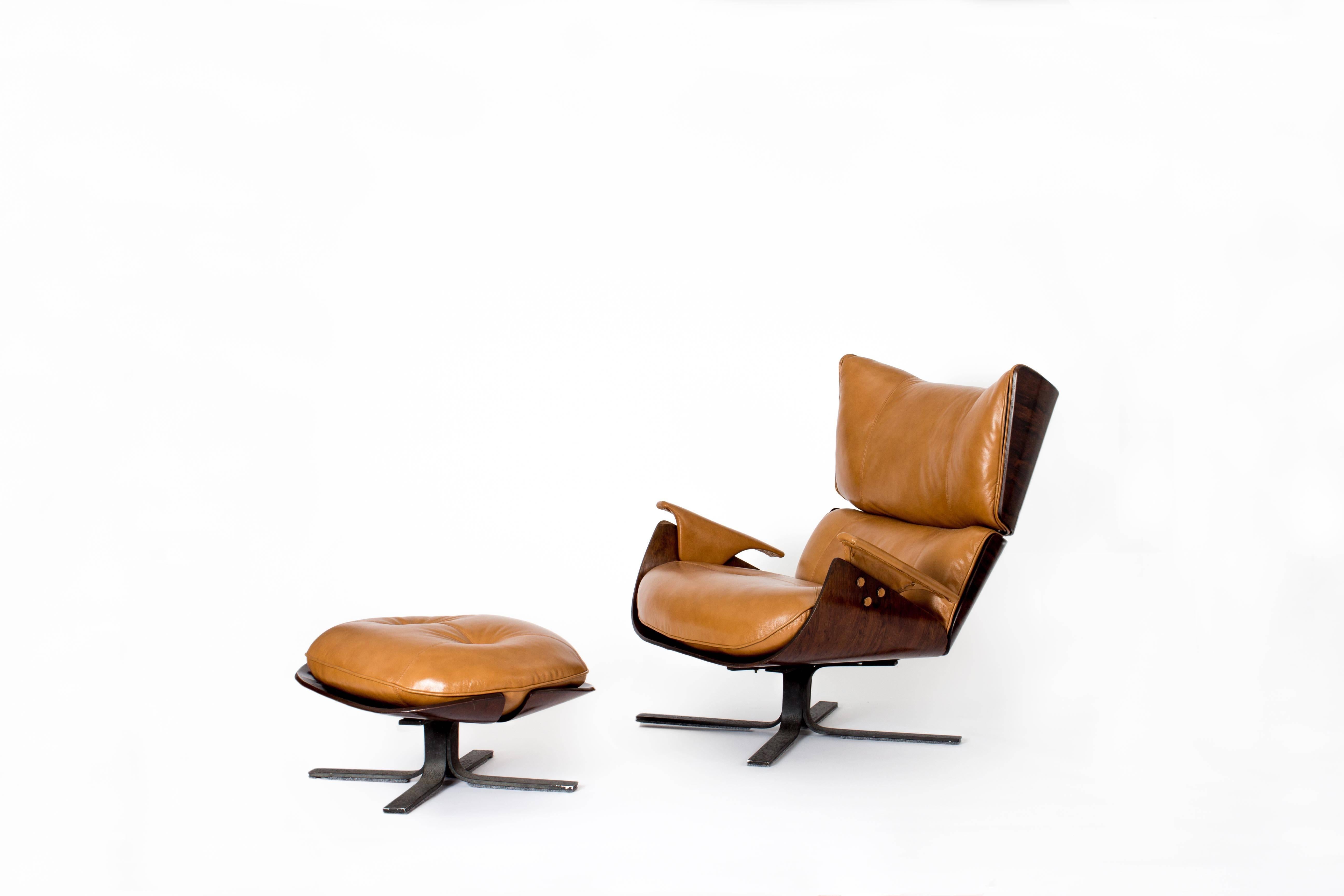 Paulistana lounge chair and ottoman designed by Jorge Zalszupin. This beautiful chair in cognac leather and Brazilian plywood comes from the personal collection of Oscar Niemeyer.

The design and comfortable appearance is reminiscent of the famous