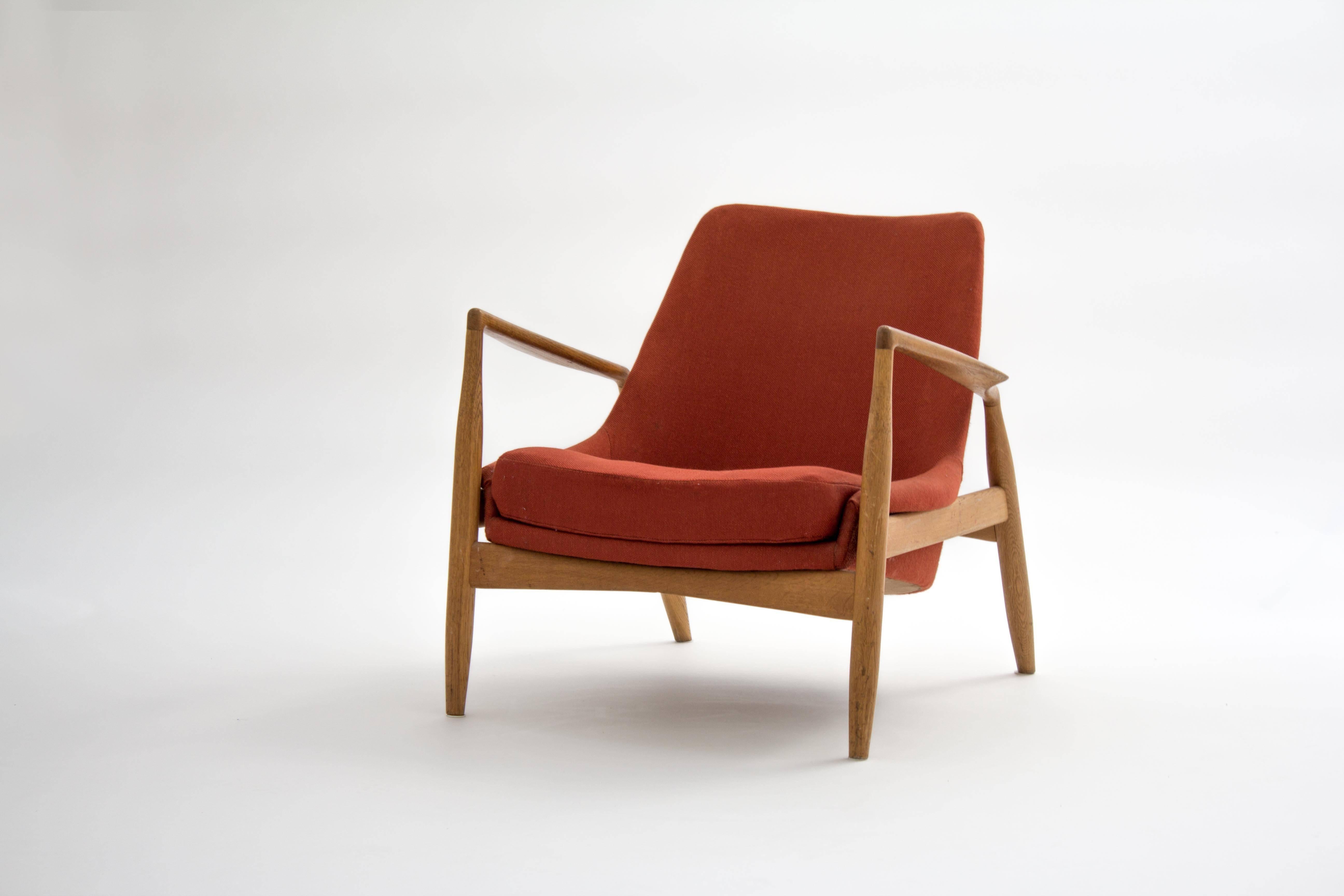 Early version of the Sälen (seal) lounge chair by Ib Kofod-Larsen in birch with original fabric for OPE, 1956

In 1956, the Danish furniture architect Ib Kofod-Larsen received an assignment from the Swedish furniture maker OPE Möbler (Olof Persons