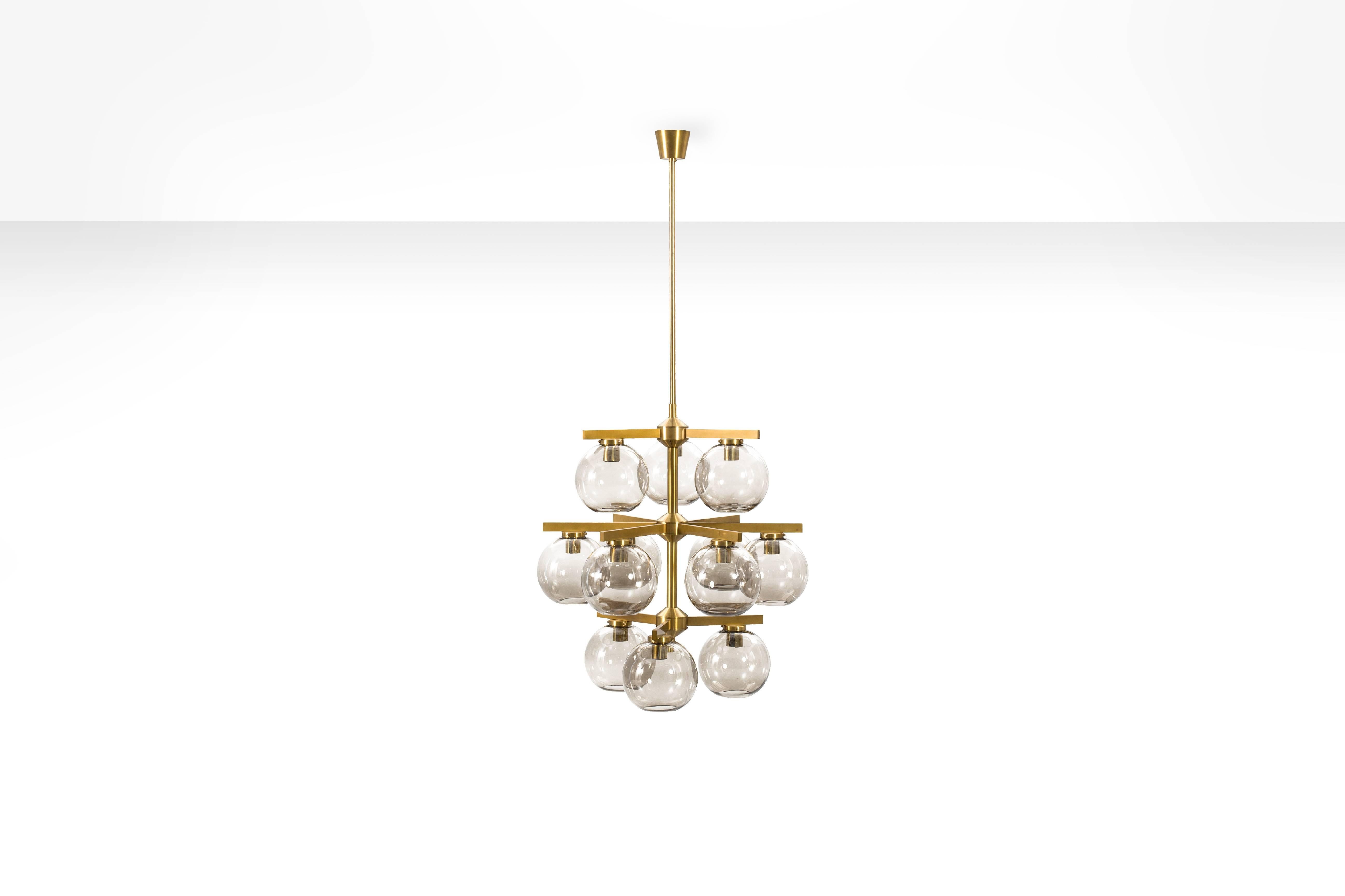 Holger Johansson Chandelier with 12 Smoked Glass Shades for Westal, Sweden, 1960s

This marvellous chandelier by Holger Johansson has a brass frame and 12 smoked glass shades and has all the characteristics Johansson was famous for; It's elegant,