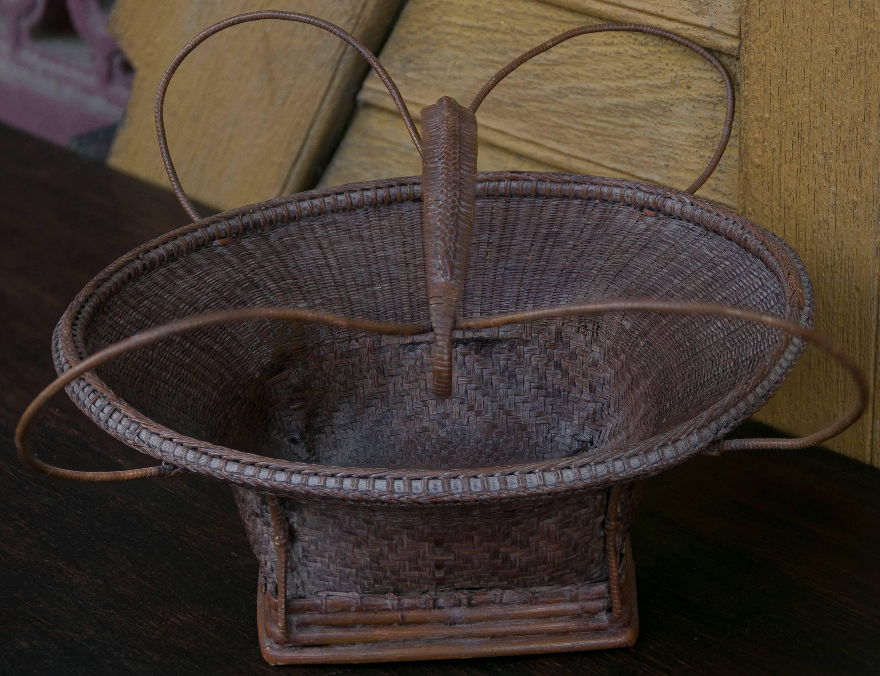 Hand-Woven Early 20th Century Central Thai Finely Handwoven Basket with Handle For Sale
