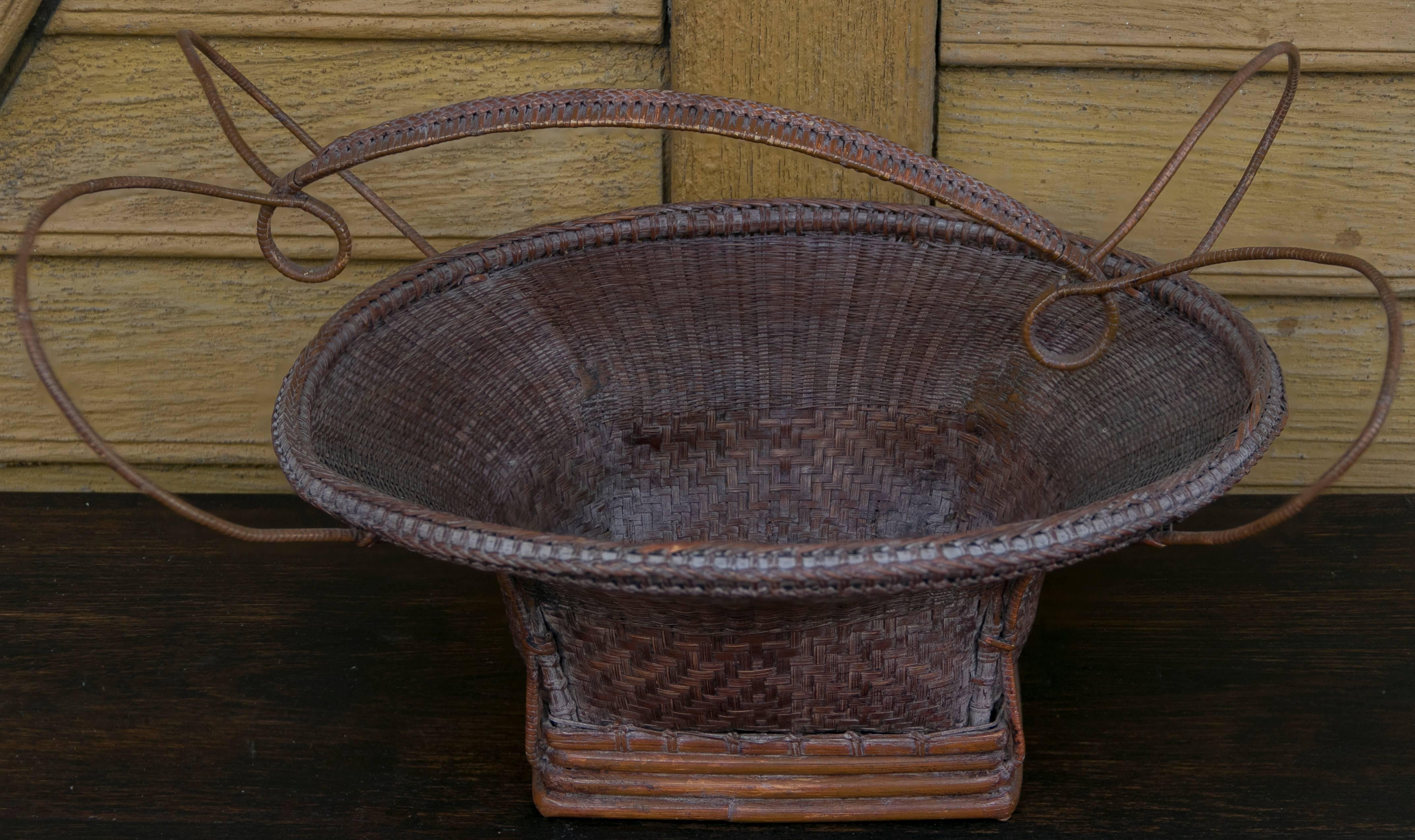 Early 20th Century Central Thai Finely Handwoven Basket with Handle In Excellent Condition For Sale In Bangkok, TH
