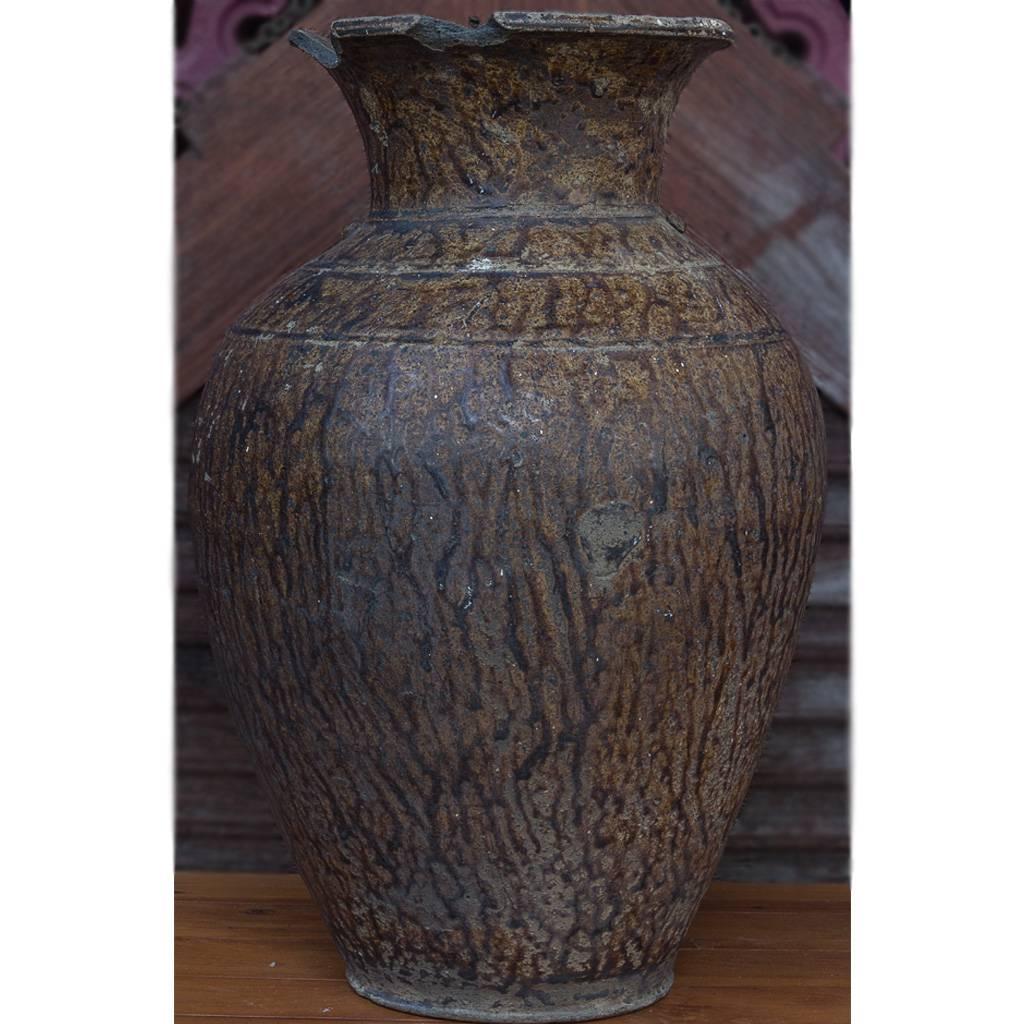 Late Angkor Period Khmer Light Brown Glazed Ceramic Jar, Partially Broken Lip In Distressed Condition For Sale In Bangkok, TH