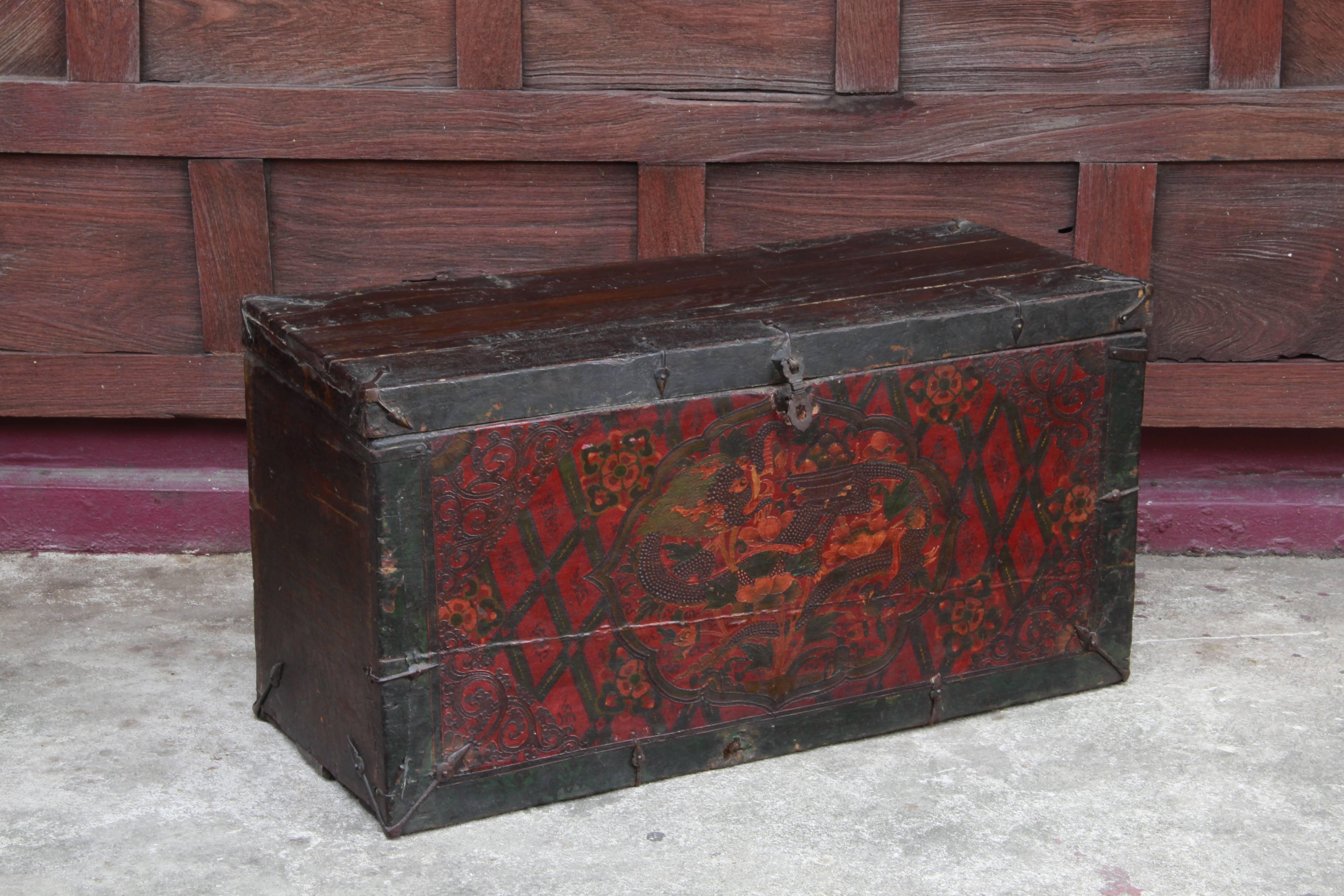 Tibetan Storage Trunk or Box with Gesso Painting of Dragons In Good Condition For Sale In Bangkok, TH