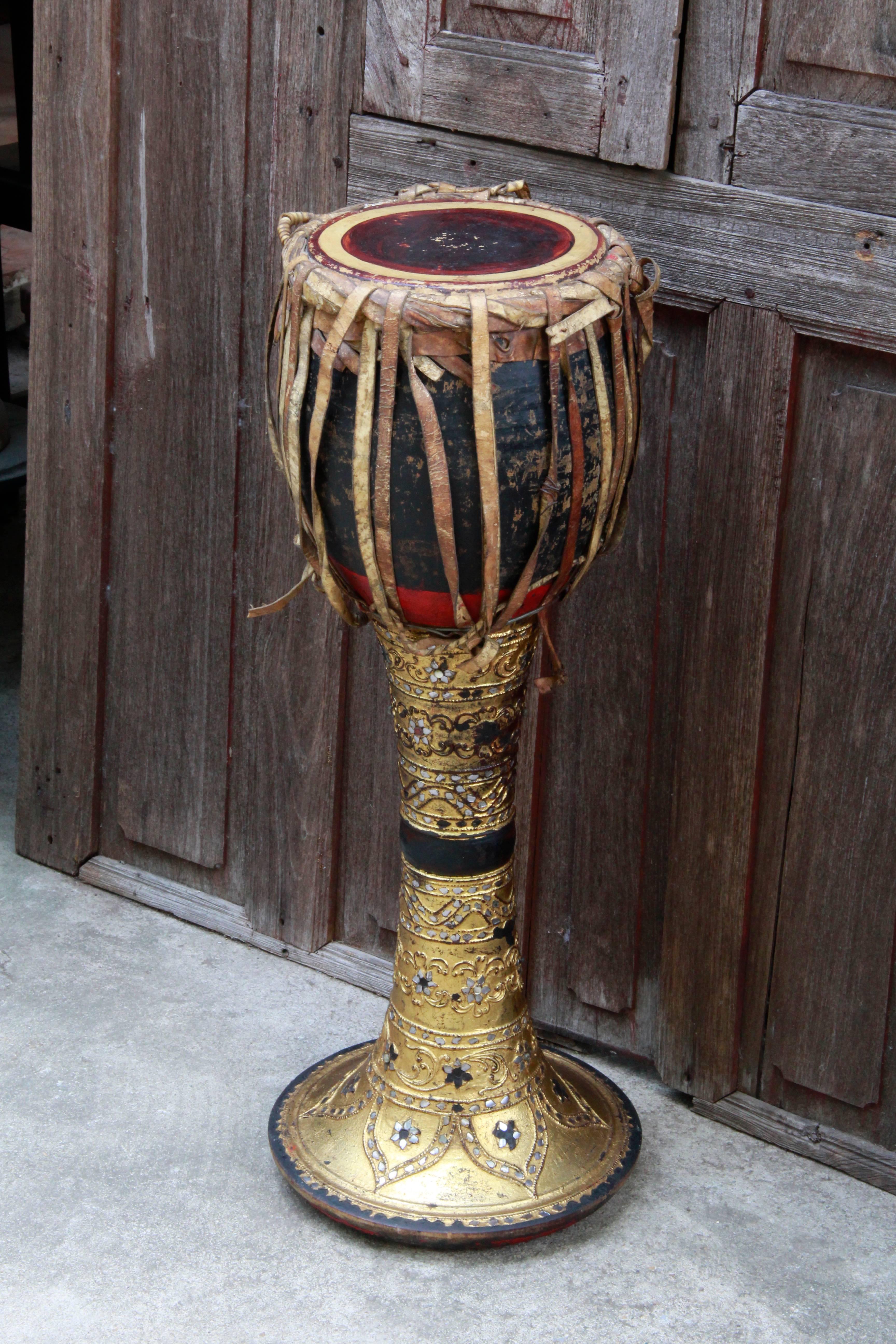 19th Century Gilded Lacquered Teak Burmese Goblet “Ozi” Drum In Distressed Condition For Sale In Bangkok, TH