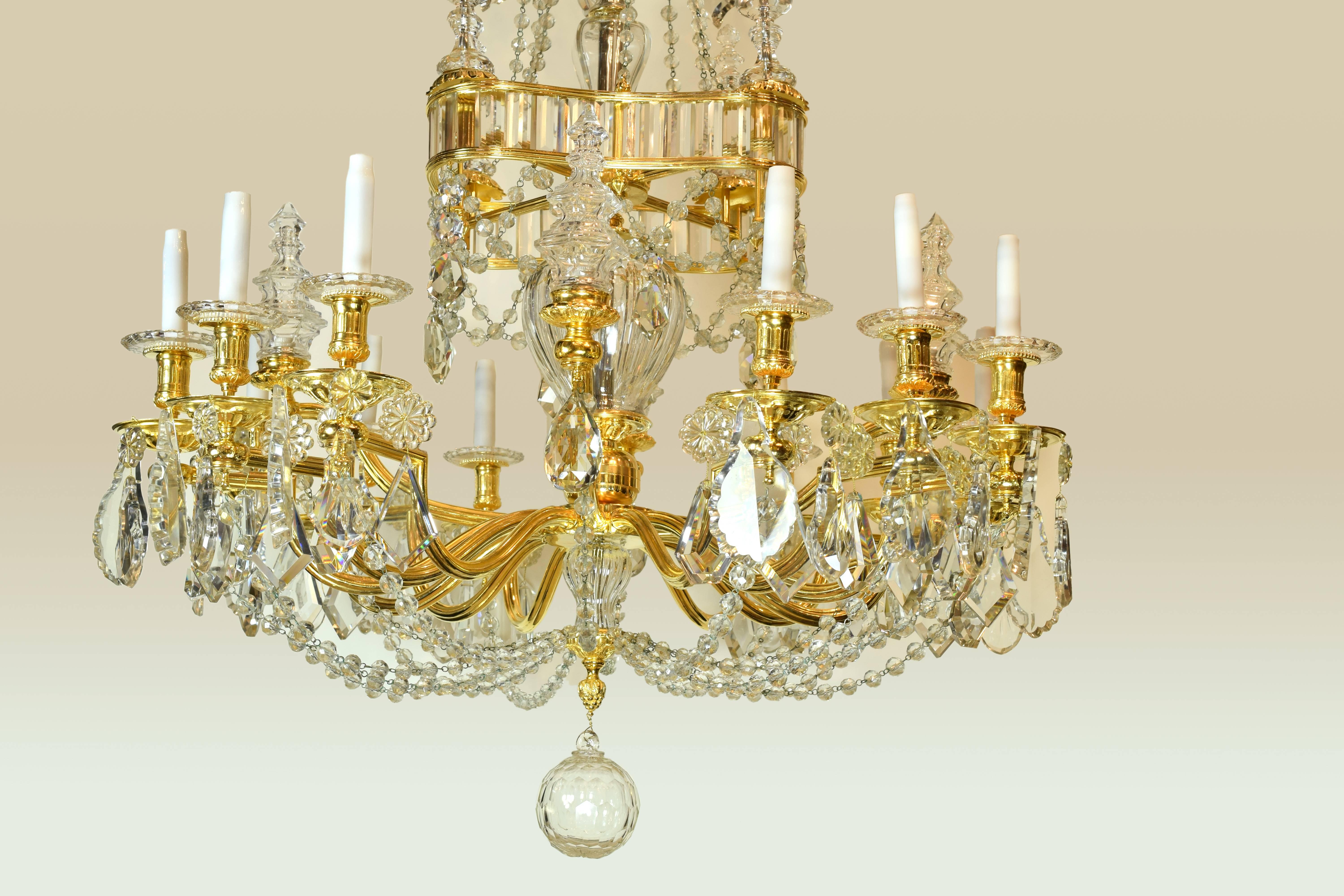 Gilt bronze and Baccarat glass chandelier, France, 19th century.
Ceiling chandelier made of gilt bronze with a central axis highlighted by glass elements with vase and baluster shapes. Around this centre a series of elements have been arranged in