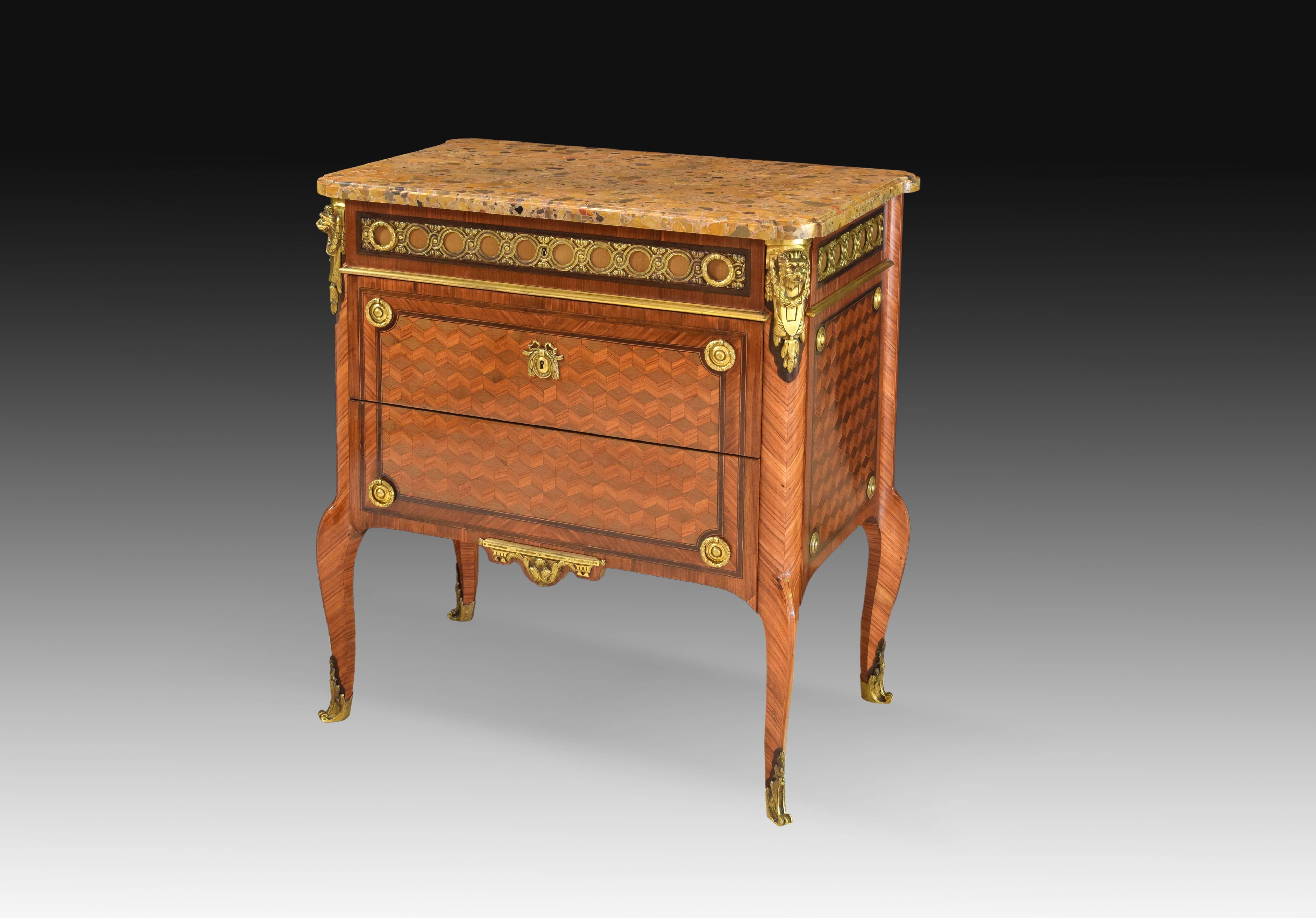 Commode with four cabriolet shaped legs decorated with a combination of spikes of wood in the shape of a spike and elements applied in gilded bronze with a clear classicist influence. The front and the sides present a space with marquetry of simple