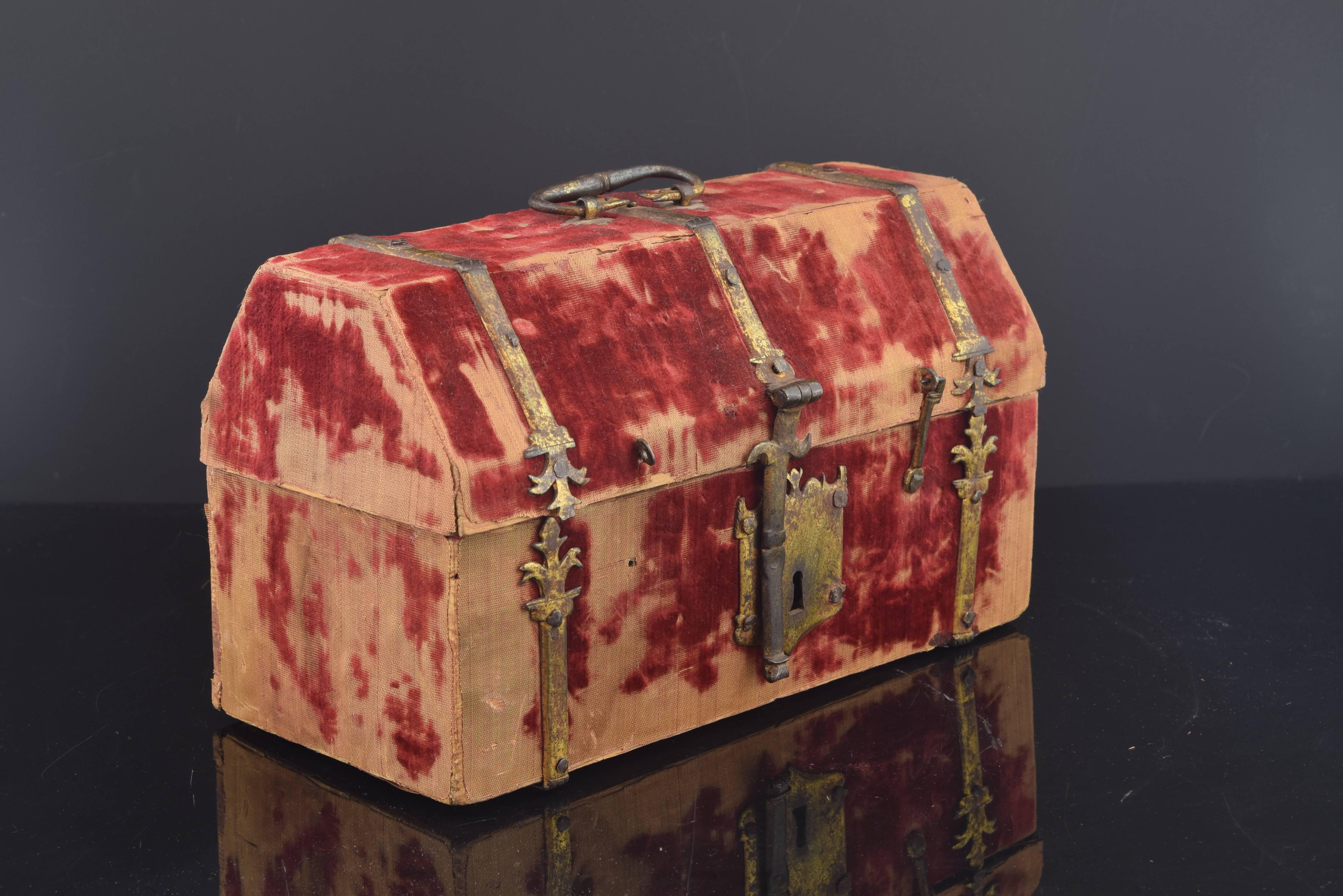 Chest Wood, Covered in Red Velvet, and Gold Iron, Spain, 16th Century In Fair Condition In Madrid, ES