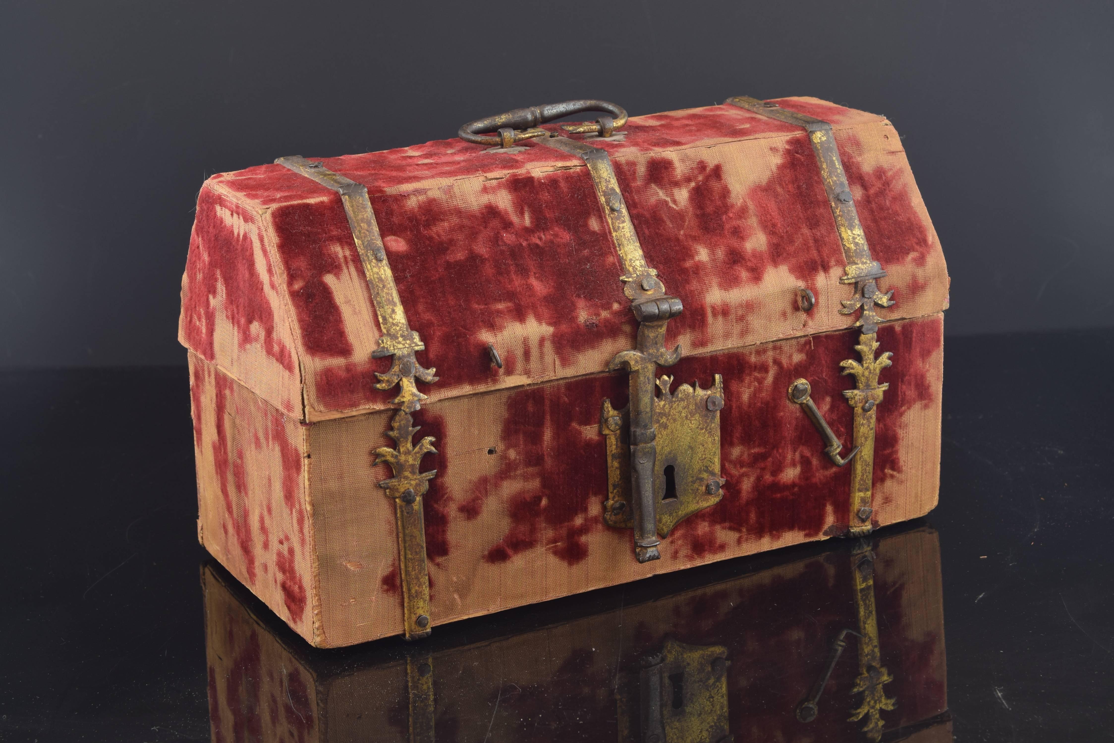 Rectangular base and smooth walls with top with sloping sides and straight top (troncopiramidal) casket made of carved wood. It is worth noting that the red velvet used to cover some of the main examples of this type of works, and to keep some
