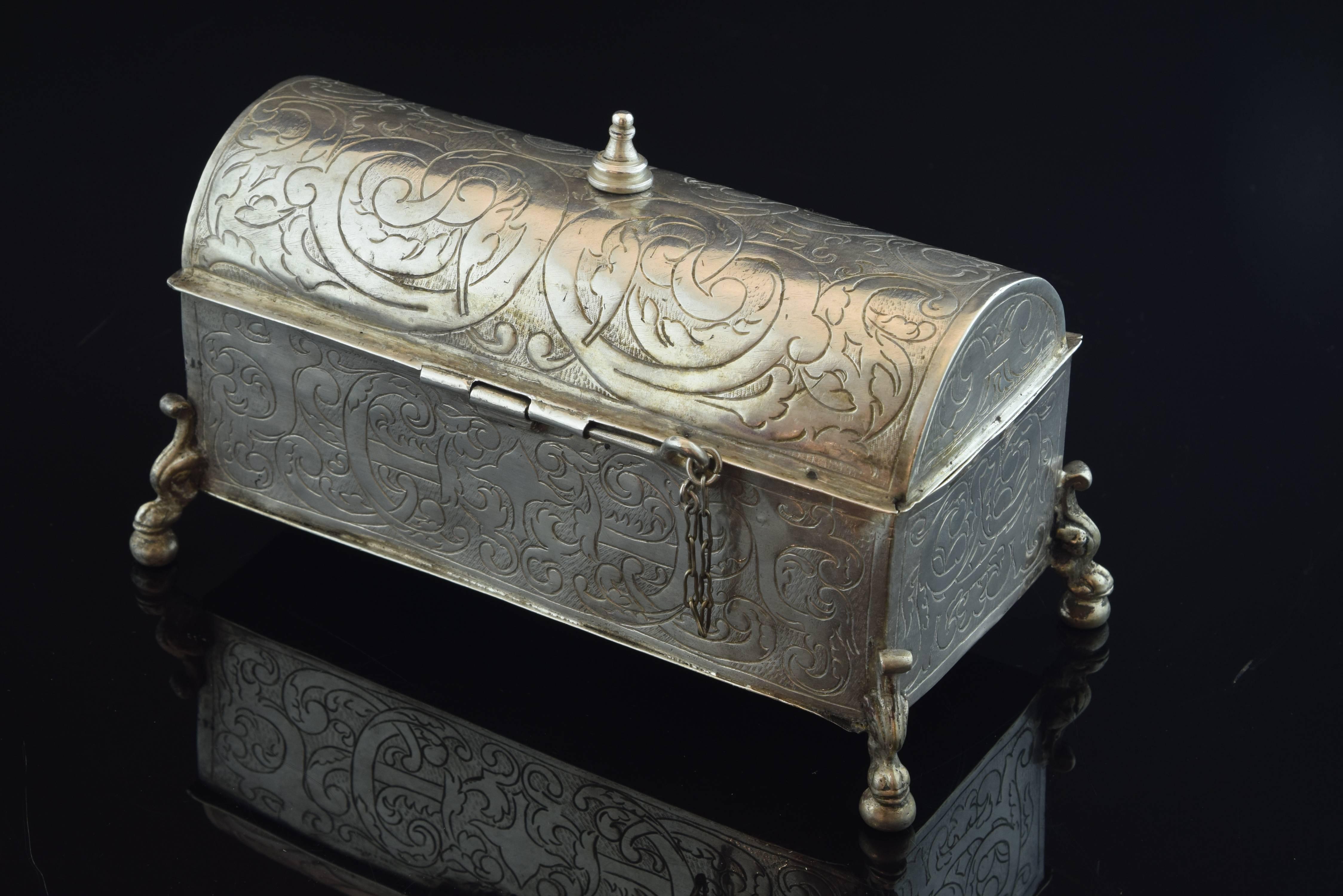 Silver chest. Basque country, 17th century, 1617.
With inscription.
Rectangular base and semi-circular lid slightly raised on four legs with vegetal shape finished in hooves (and placed on a ball), decorated to the outside with a careful