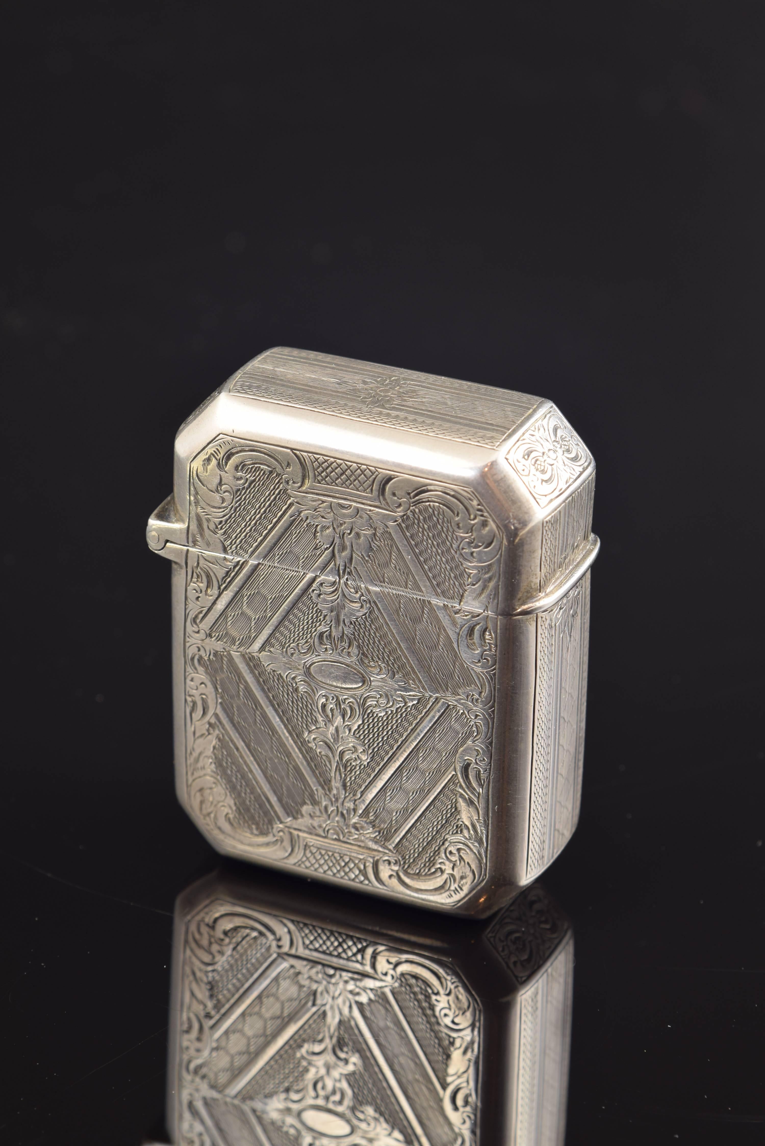 
Rectangular silver box with the lid on one of the smaller sides, gilt interior and exterior decorated with a very delicate composition of leaves, geometrical elements, etc., showing a strong influence from neoclassical style silver.
Weight: 92