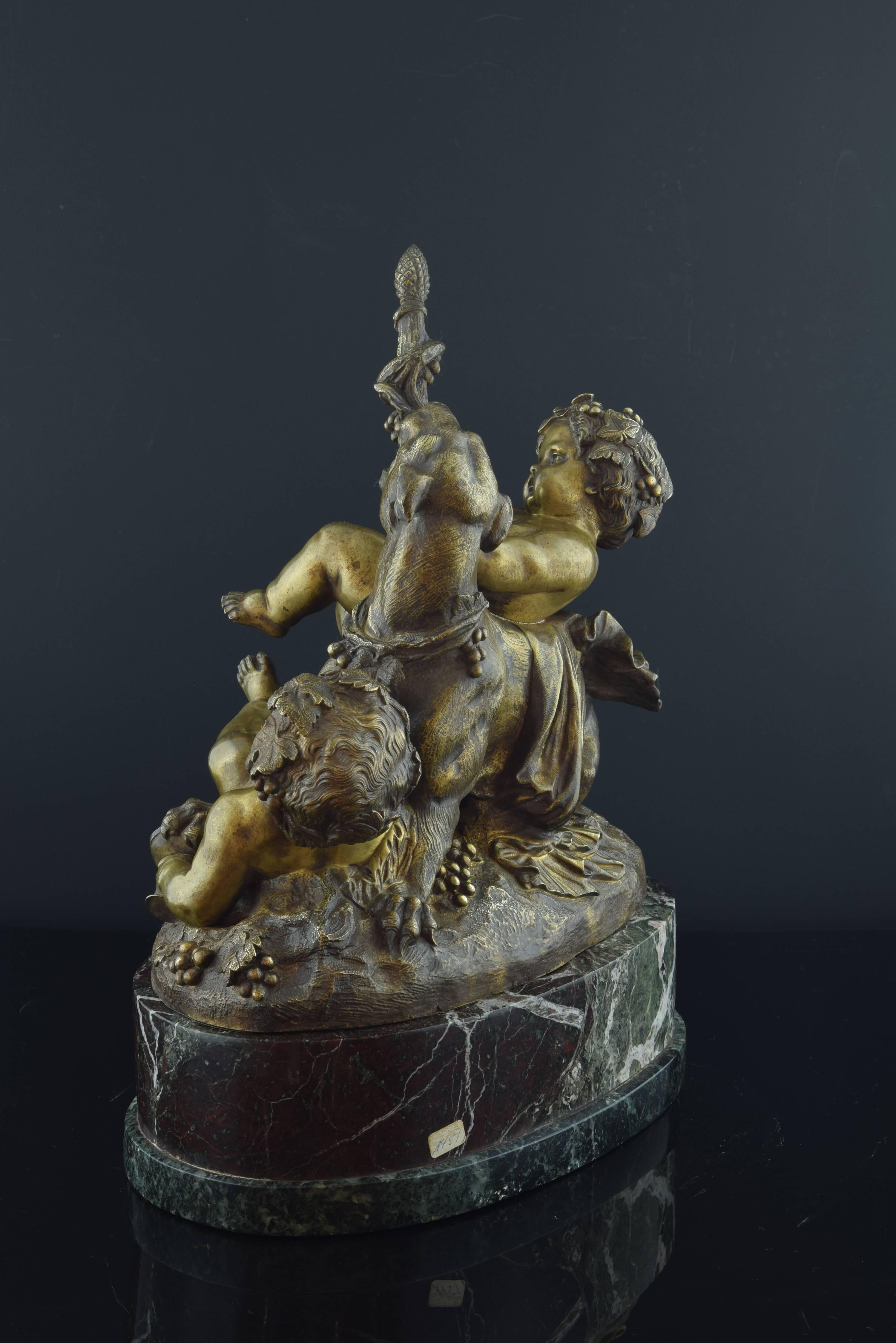 An oval base made of two different types of marble marbles slightly elevates the composition; the figures are made in bronze. On a ground-like base, a panther is seated, turning its head back to bite an object with grapes and leaves of grapevine