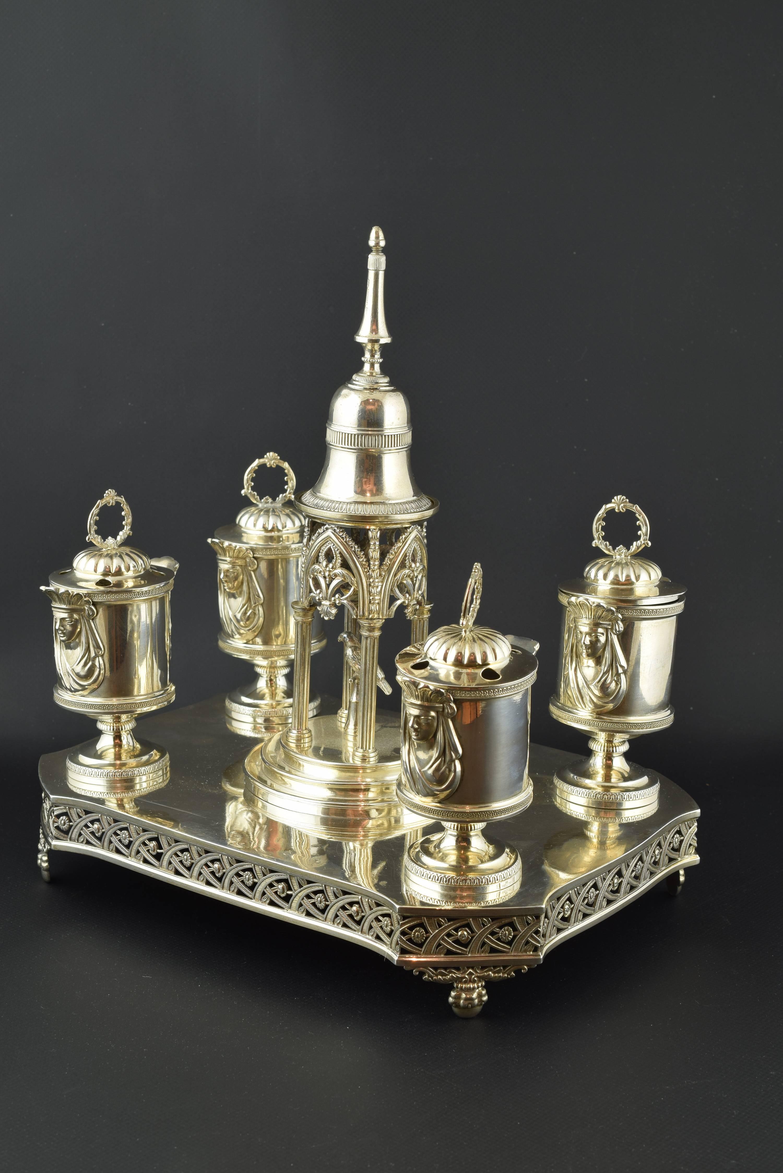 Solid silver writing set, Madrid, Juan Sellán (DOC. 1820s - circa 1886), Spain, 1845.
With hallmarks.
Writing set with four inkwells consists of a rectangular tray straight corners, decorated at the bottom with a drag strip bows and flowers. Each