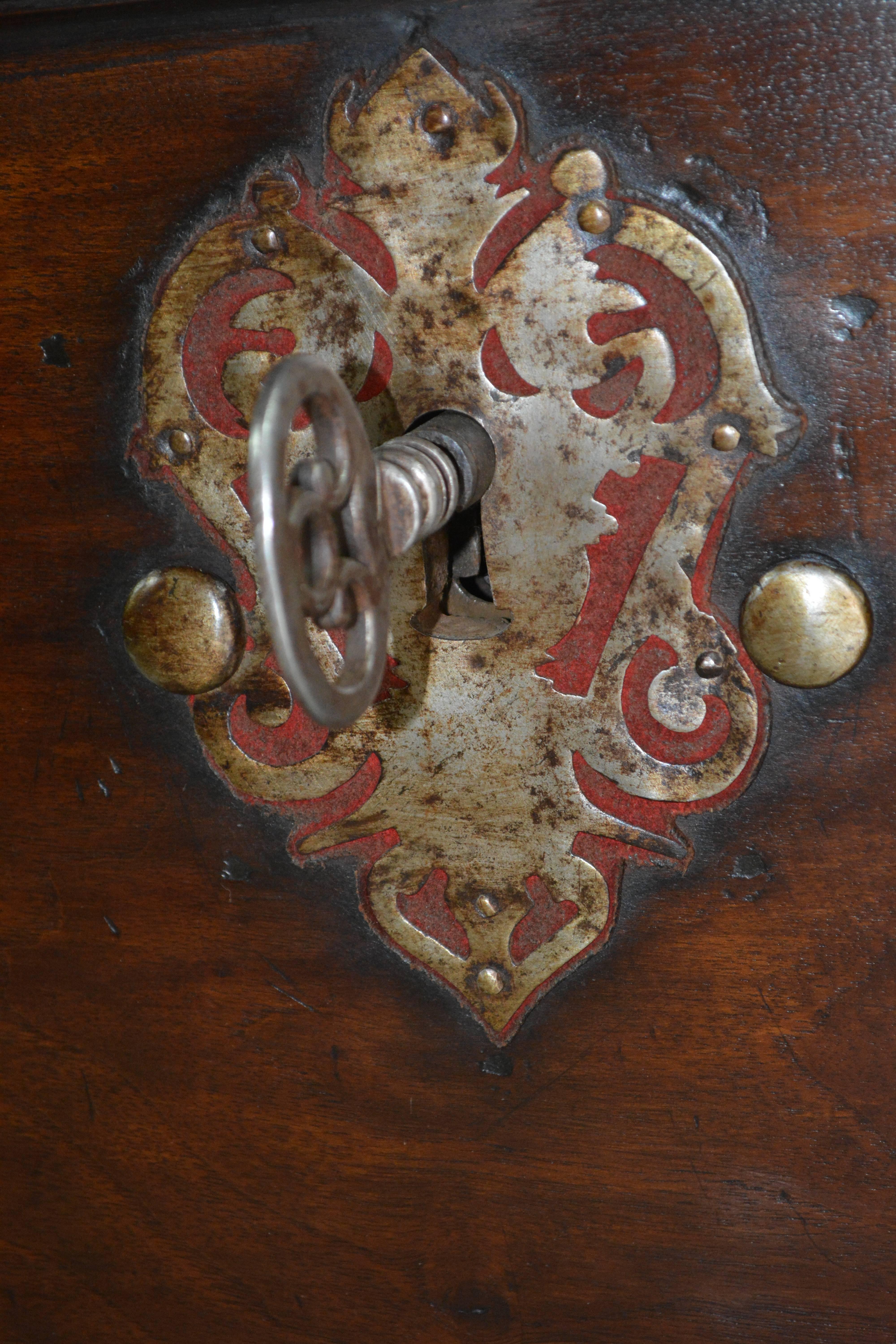 Kommode aus Nussbaum und Metall mit zwei Schlössern, 17. Jahrhundert (Barock) im Angebot