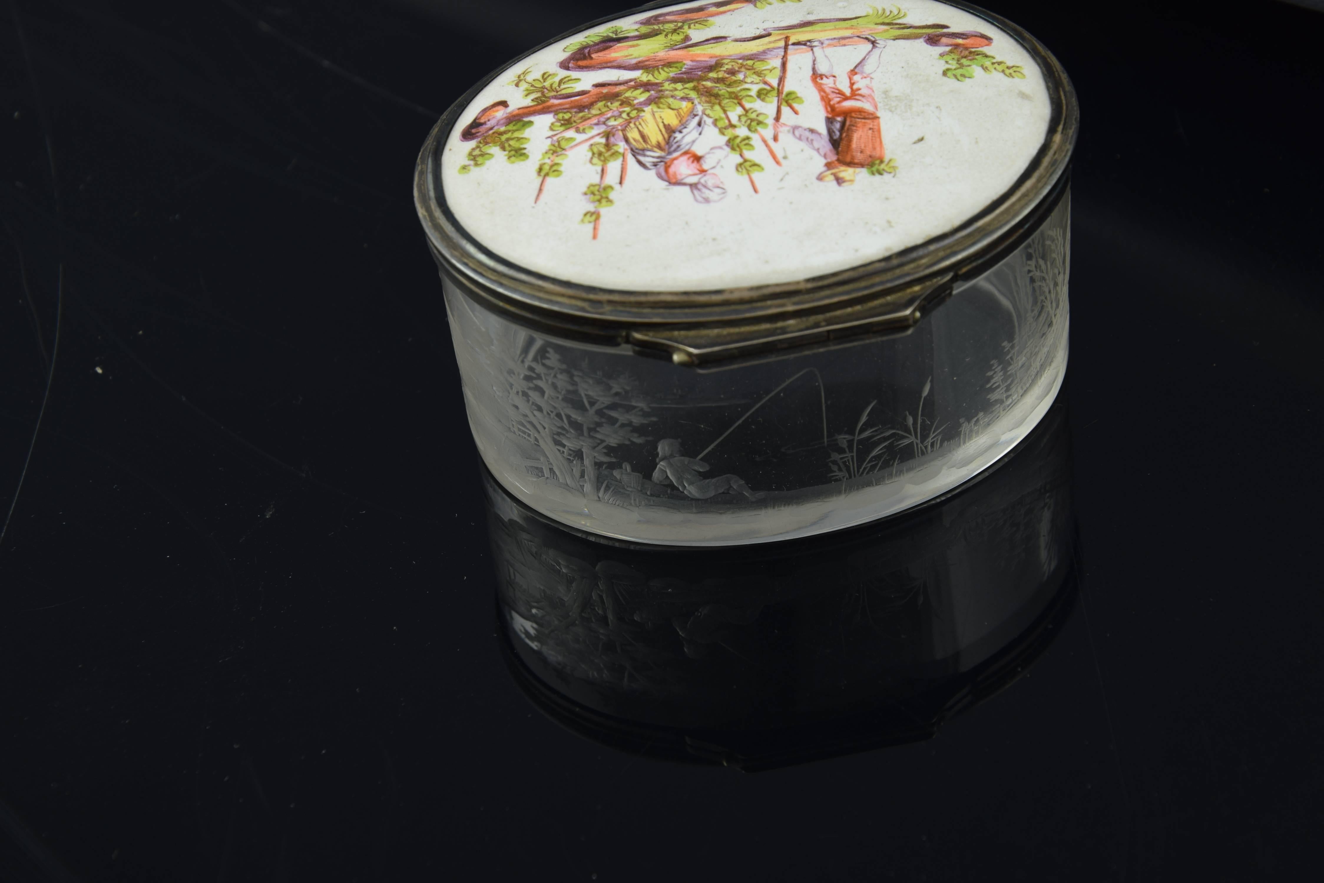 Boîte ovale en porcelaine et verre, 19ème siècle en vente 1