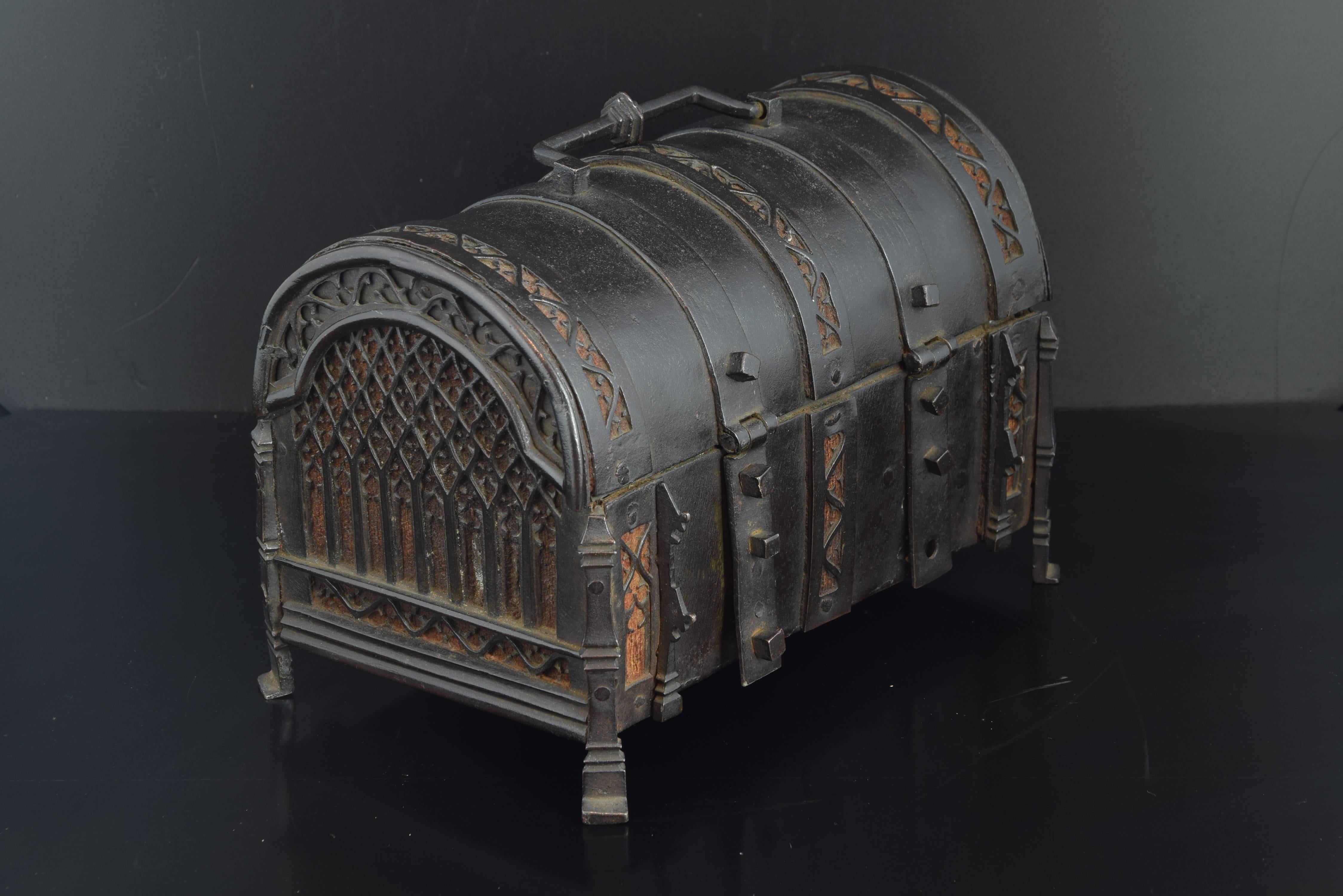 Gothic chest, Spain, late 15th century.
Wrought iron and velvet.
Spanish Gothic chest, with wrought iron structure of architectural inspiration. It has a convex cover, typical of the Spanish chests of the time, and has decorated decorations