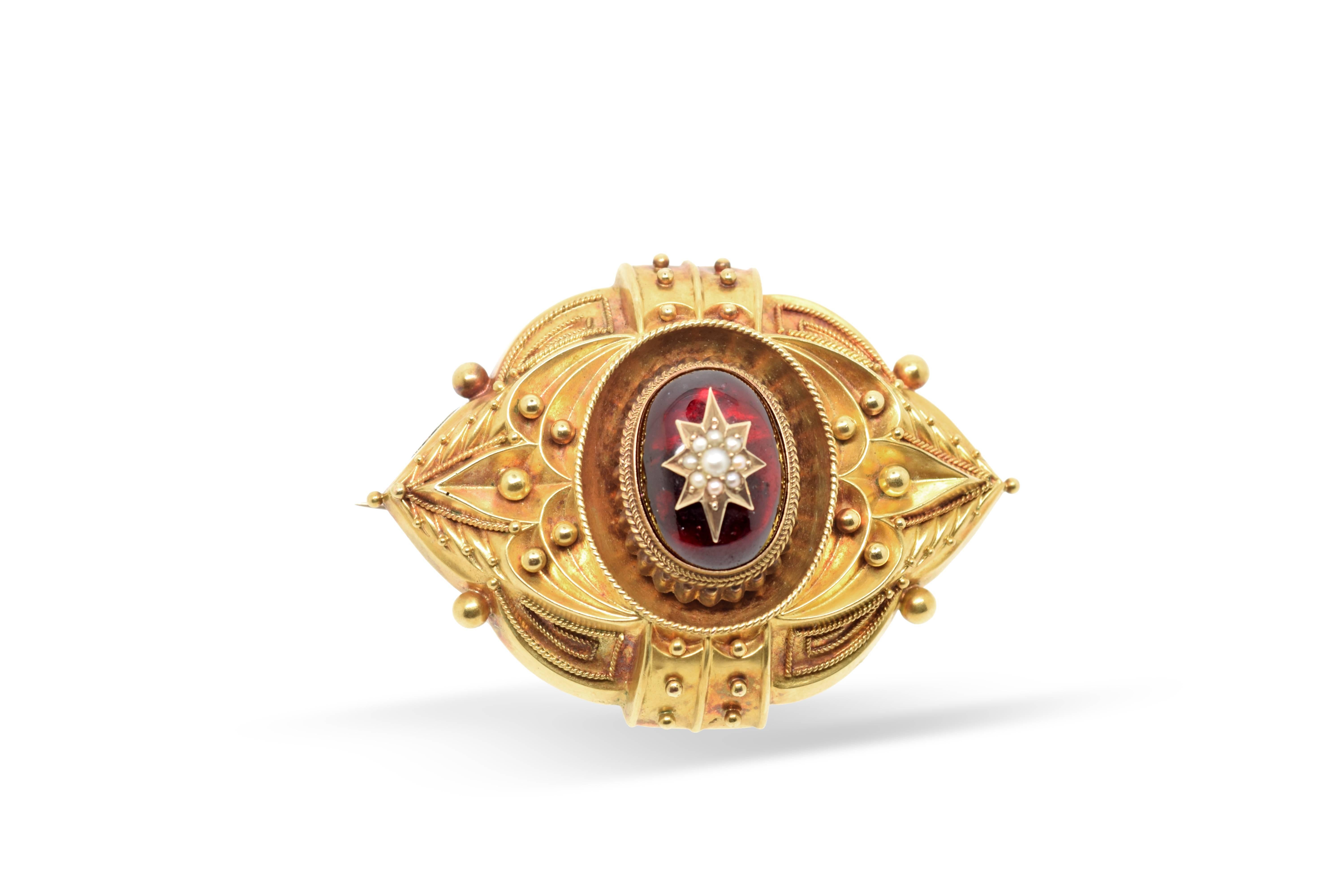 Neoclassical 18kts Gold Broock in Losange with Garnet Cabochon For Sale