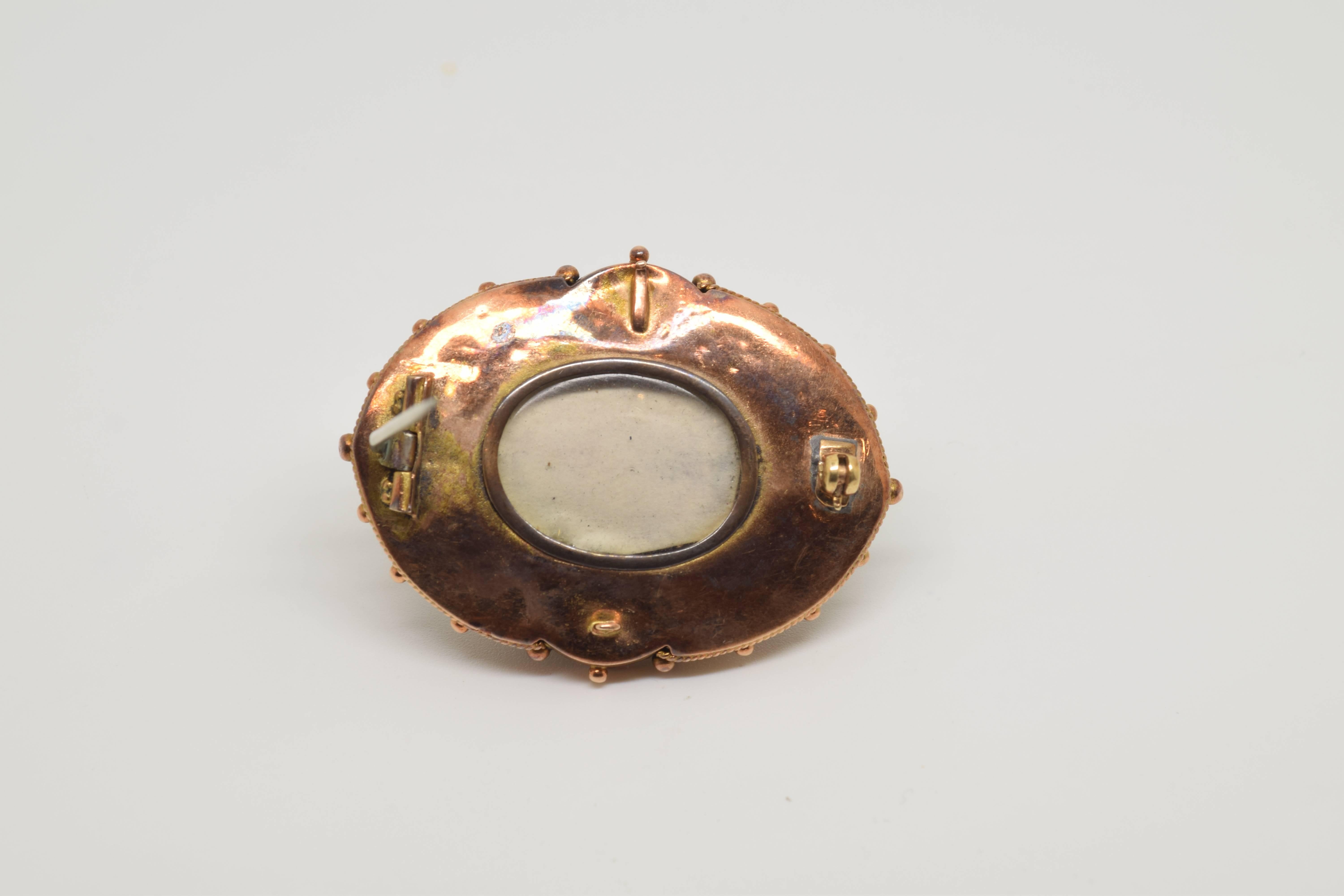 Neoclassical 14-Karat Gold Broock with Garnet and Diamond, 19th Century For Sale