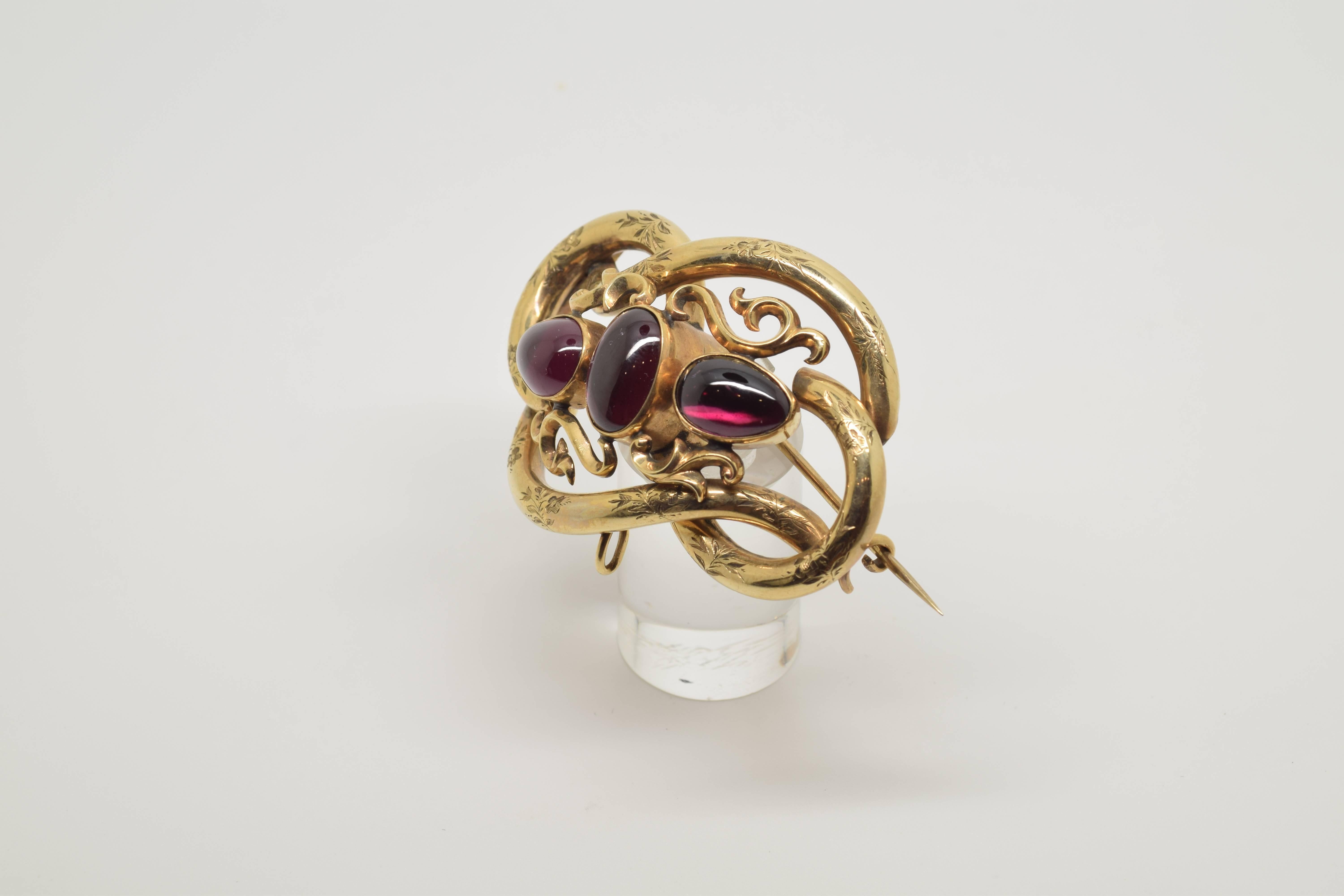 14-Karat Gold Brooch with Three Garnets, 20th Century In Good Condition For Sale In Madrid, ES